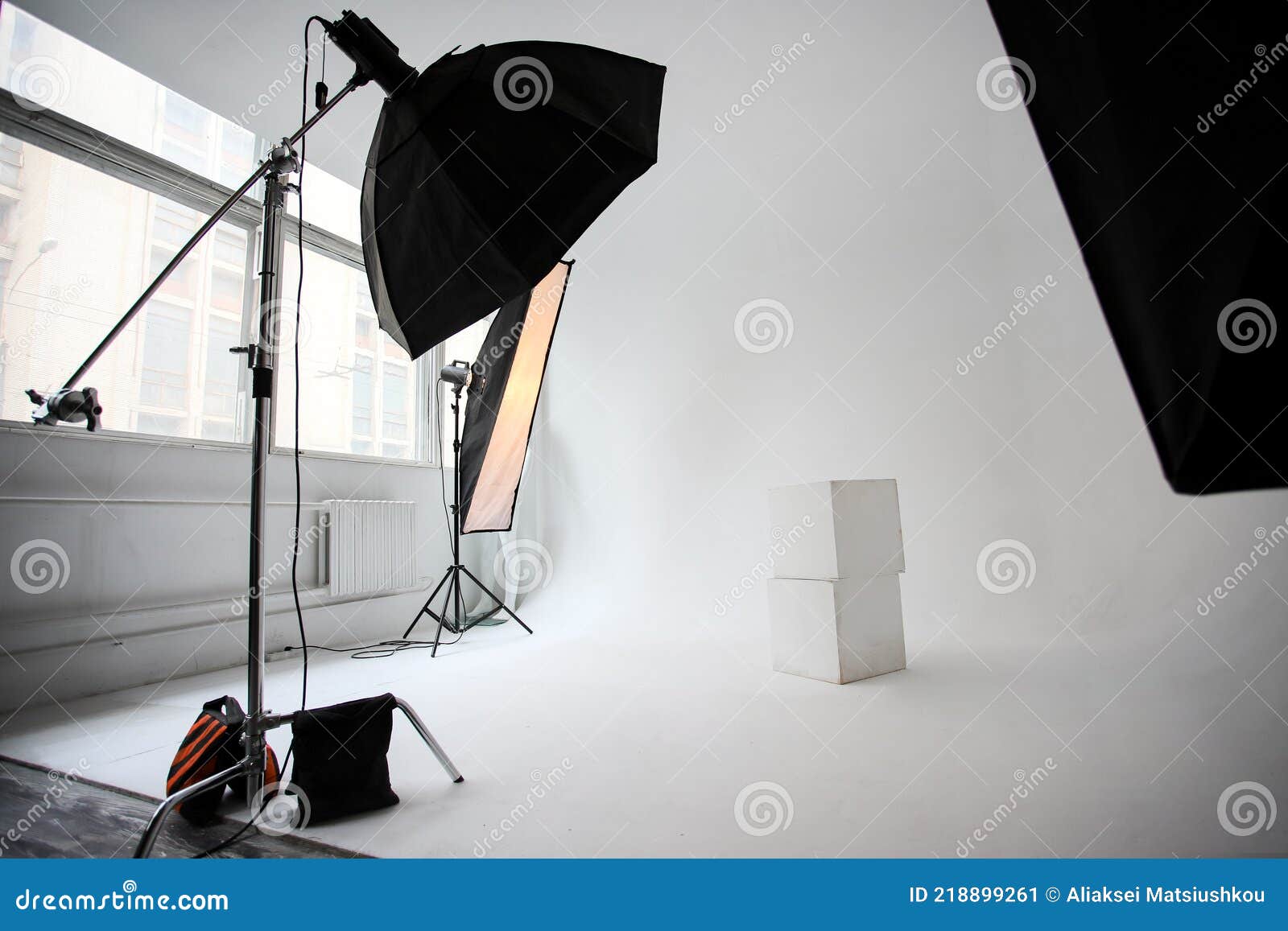 Photo de stock Un éclairage professionnel dans un studio 1068216443
