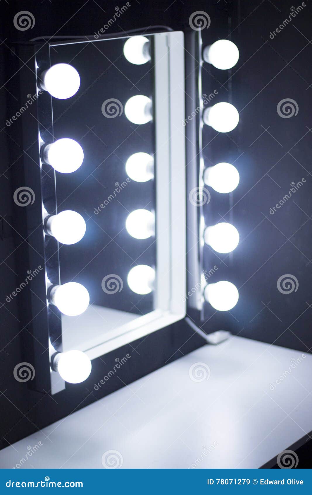 Lumières De Miroir De Table De Maquillage De Studio Image stock