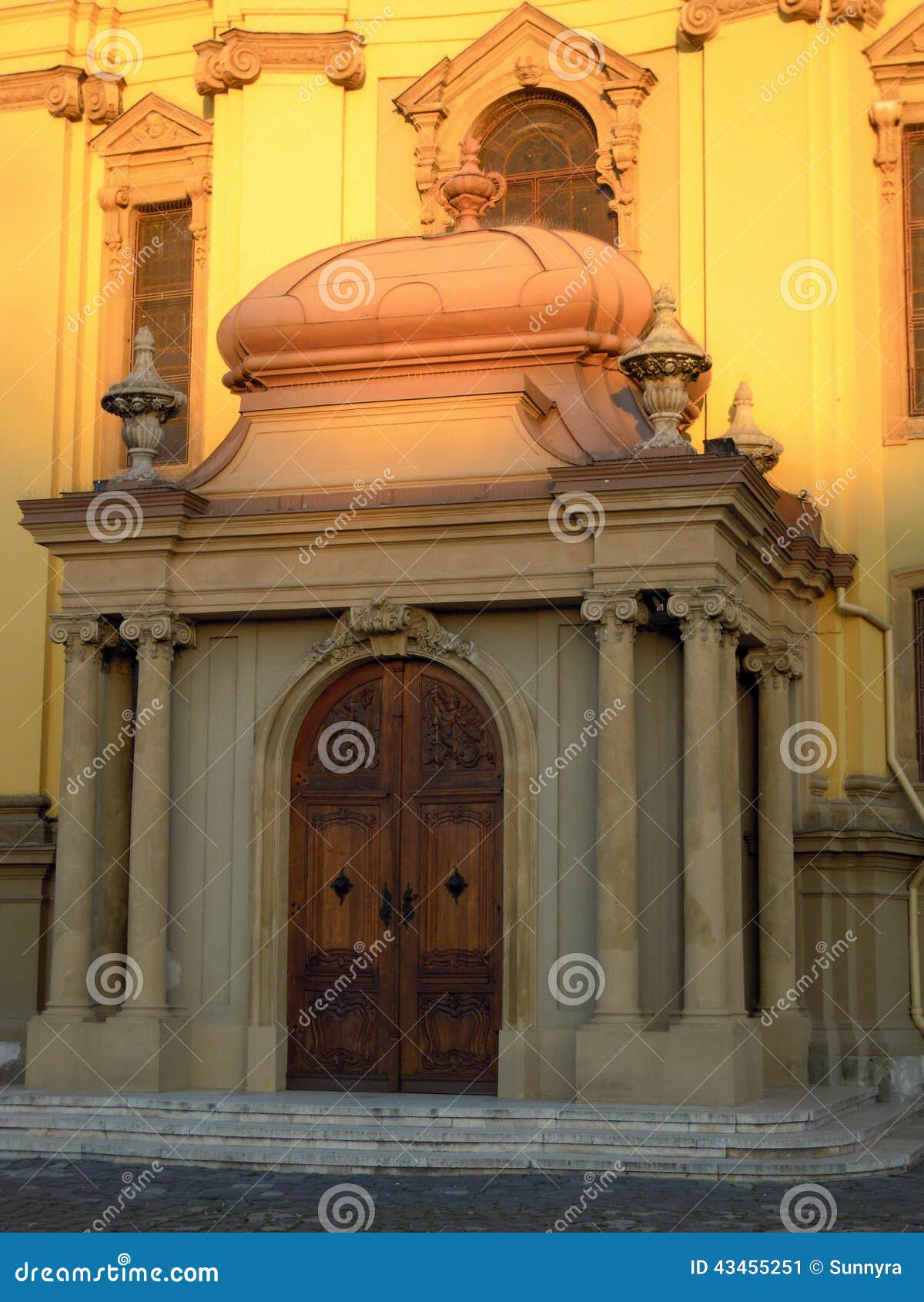 Lumière du soleil sur l'église. Belle architecture dans Timisoara, St George Cathedral