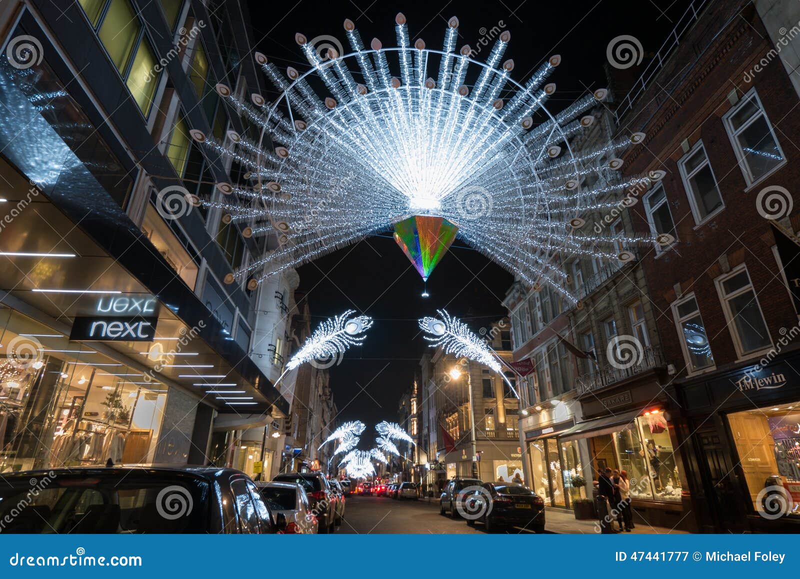 Lumières de Noël au-dessus des boutiques sur la nouvelle rue en esclavage, Londres, à la nuit