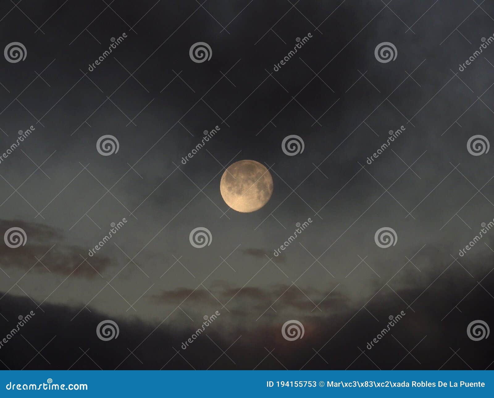 luna de nieve en medio del cielo tormentoso