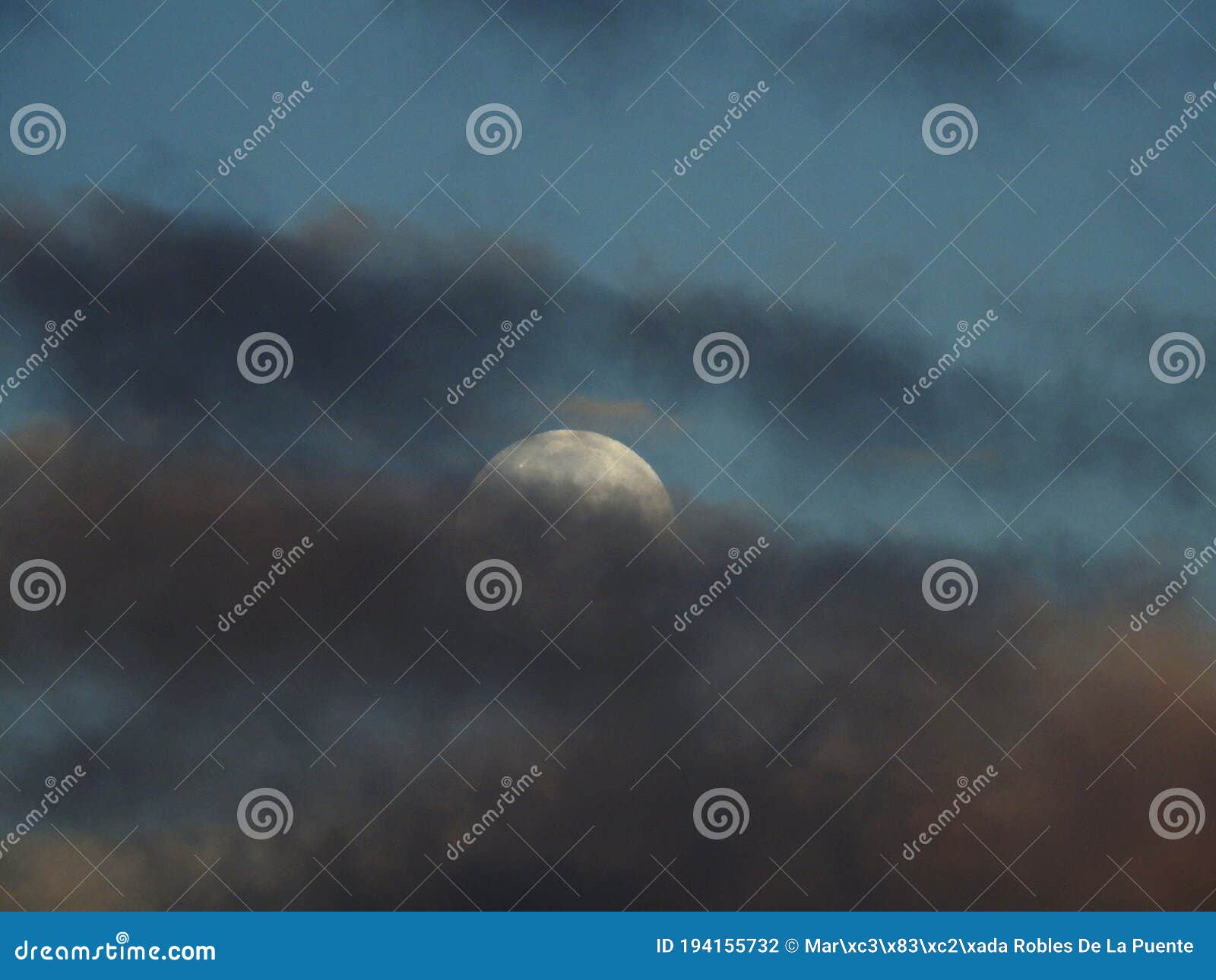 luna de nieve detras de las nubes negras