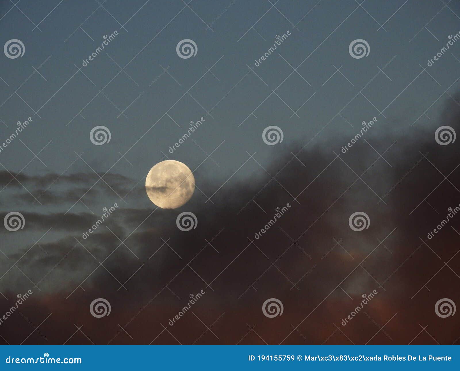 luna de nieve entre nubes negras