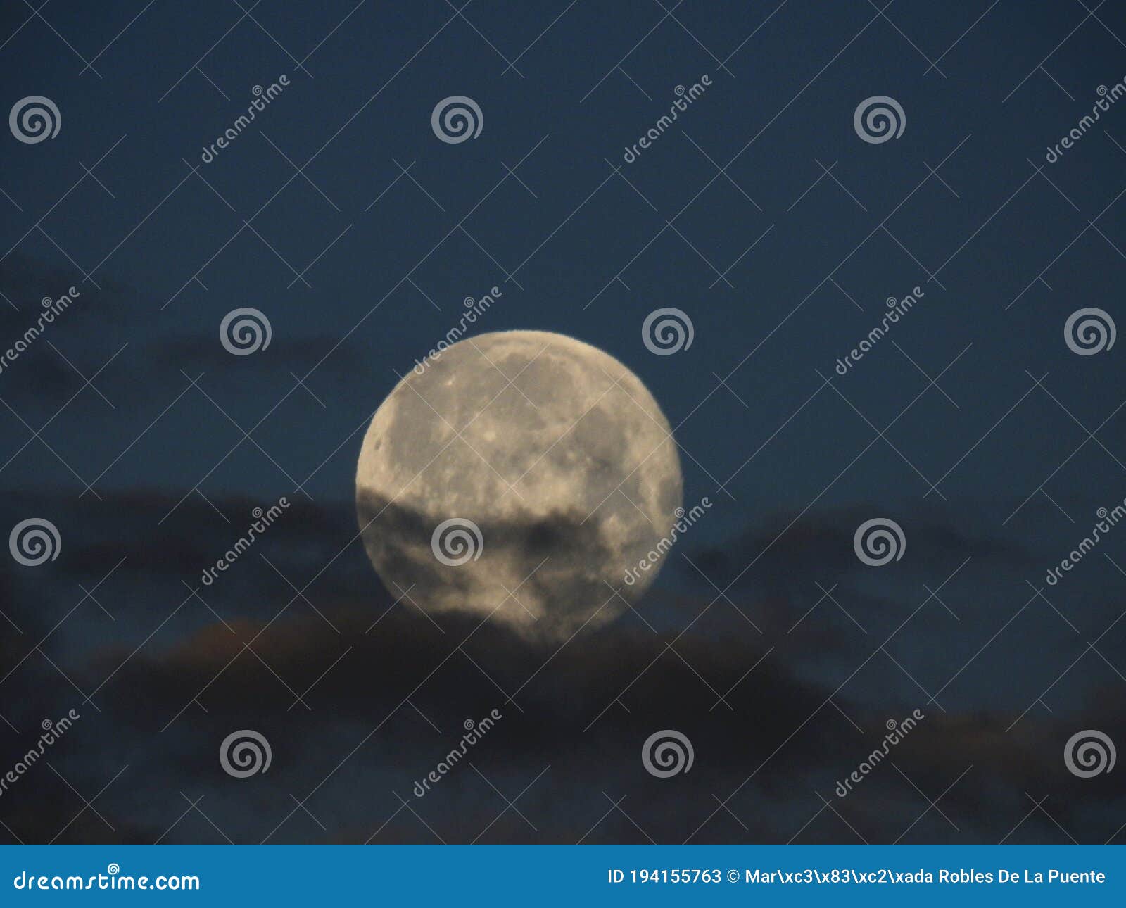 enorme luna de nieve sobre nubes de tormenta