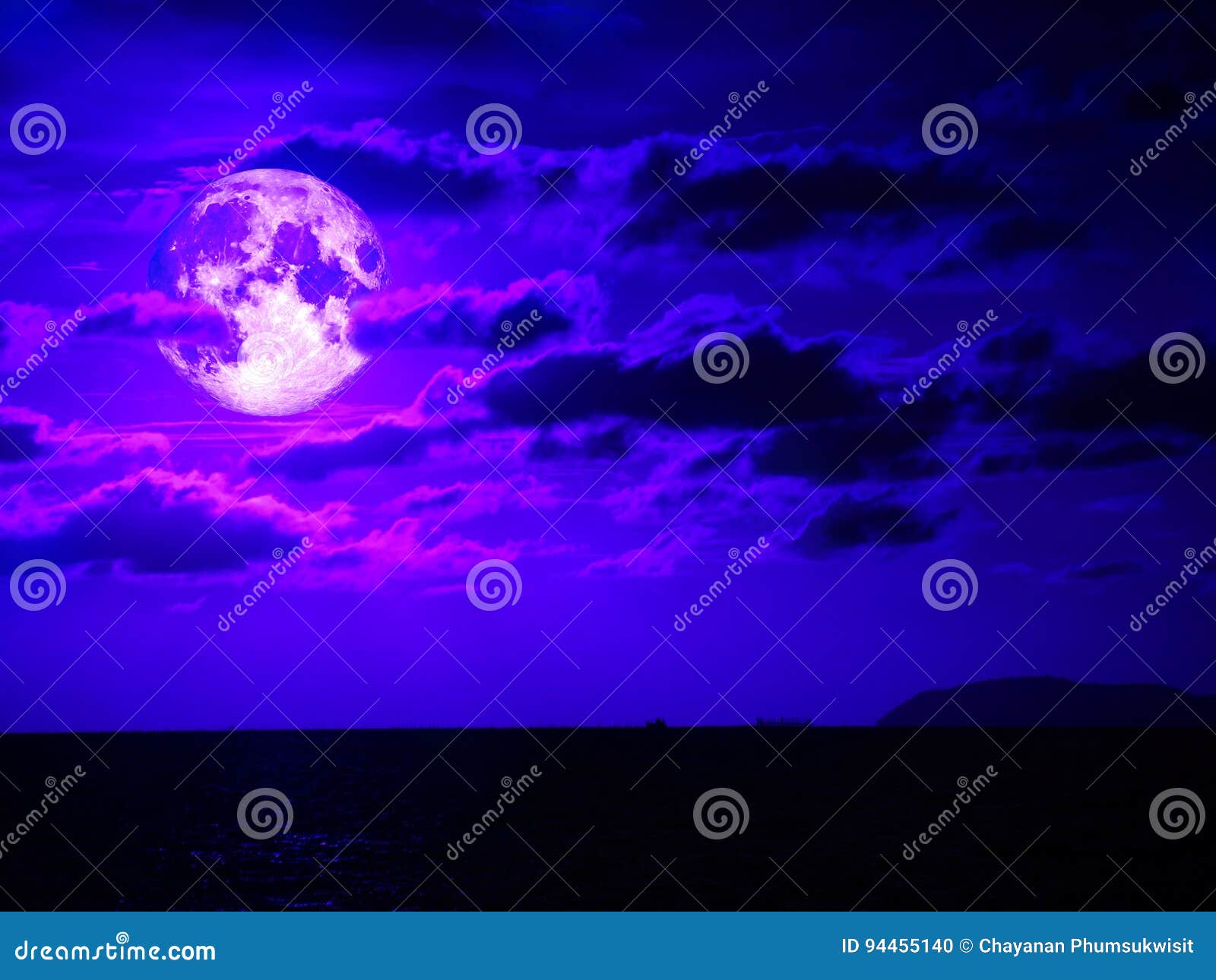 Luna Estupenda Y Nube Que Se Mueven En Cielo Nocturno Foto De