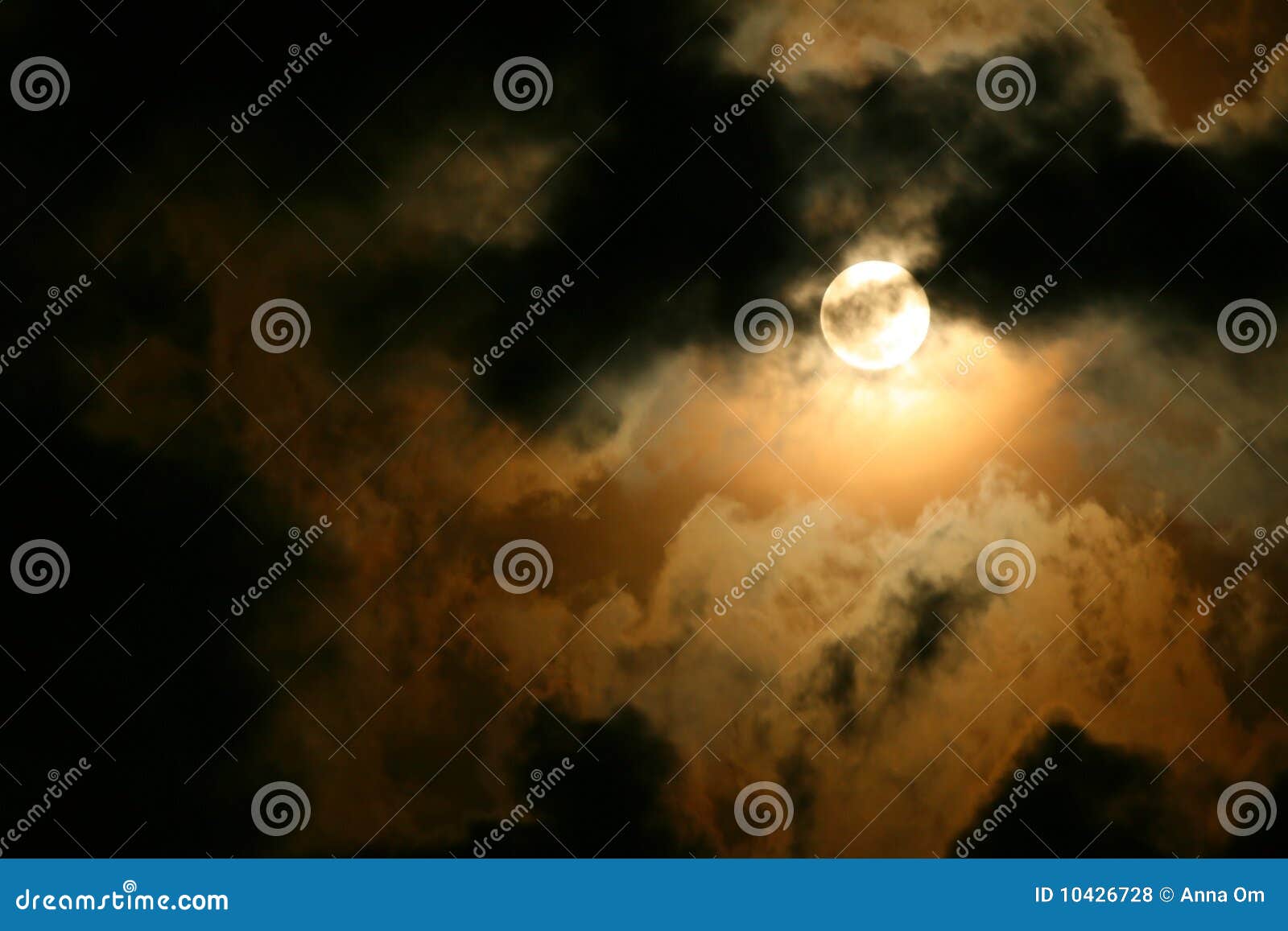 Cloudscape de la Luna Llena. Escena de la noche