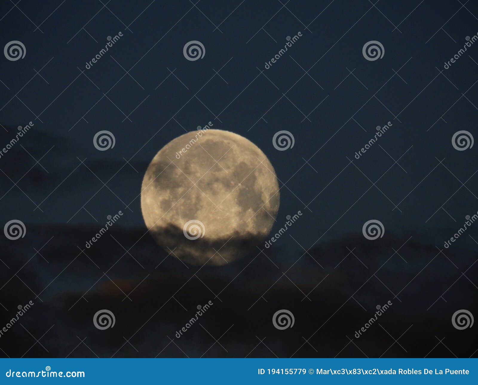 gran luna llena sobre el cielo de nubes negras