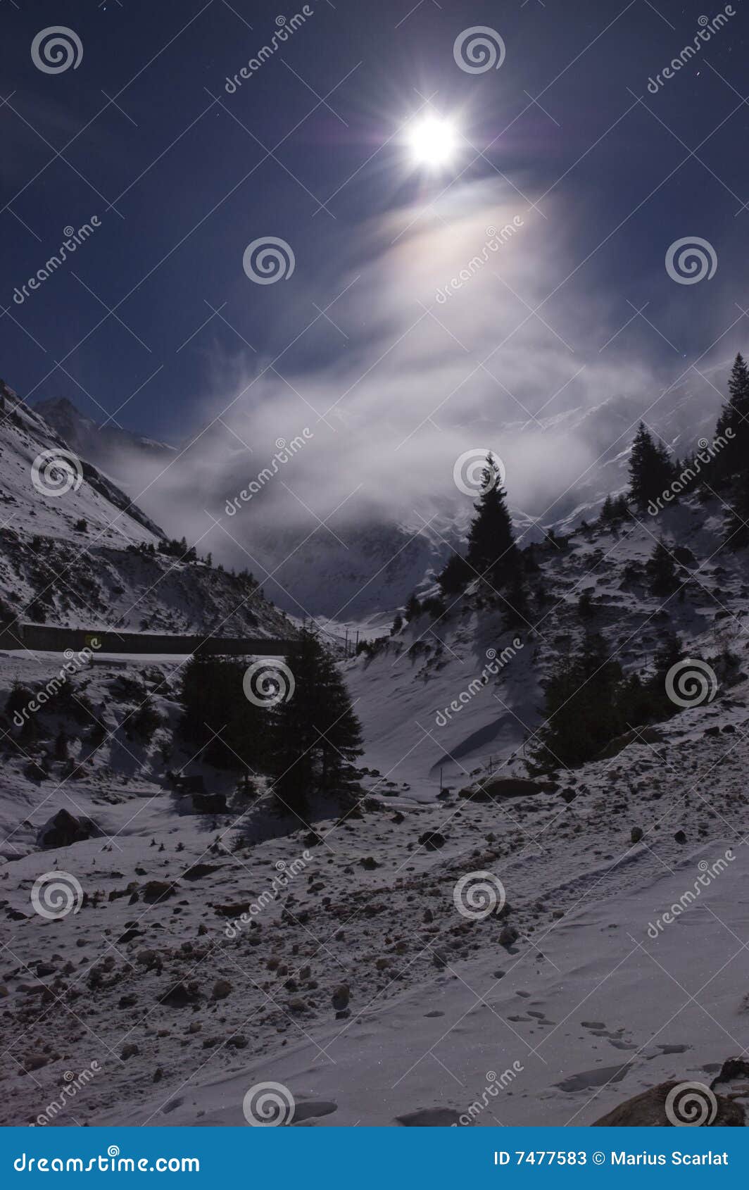 Descargar fondos de Luna Azul Sobre Montañas Nebulosas | Wallpapers.com, image size:1064x1690