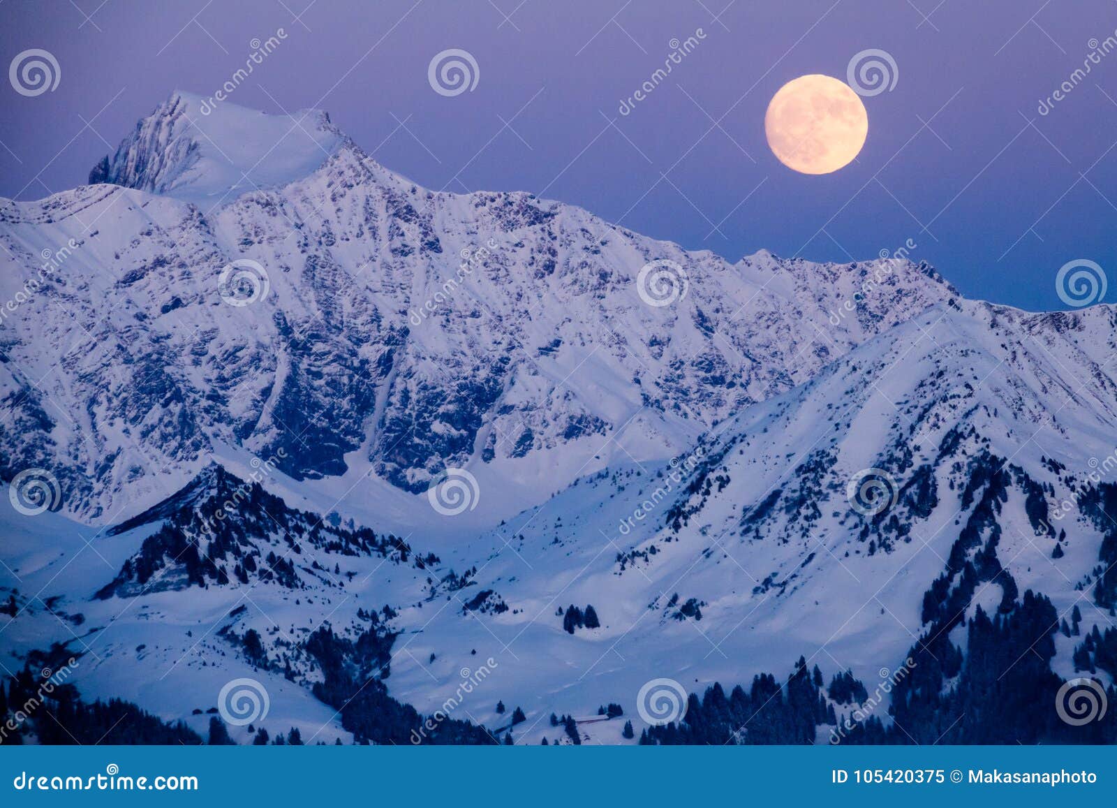 Luna Piena Che Aumenta Sopra Un Paesaggio Della Montagna Di Inverno  Immagine Stock - Immagine di dicembre, rosa: 105420375
