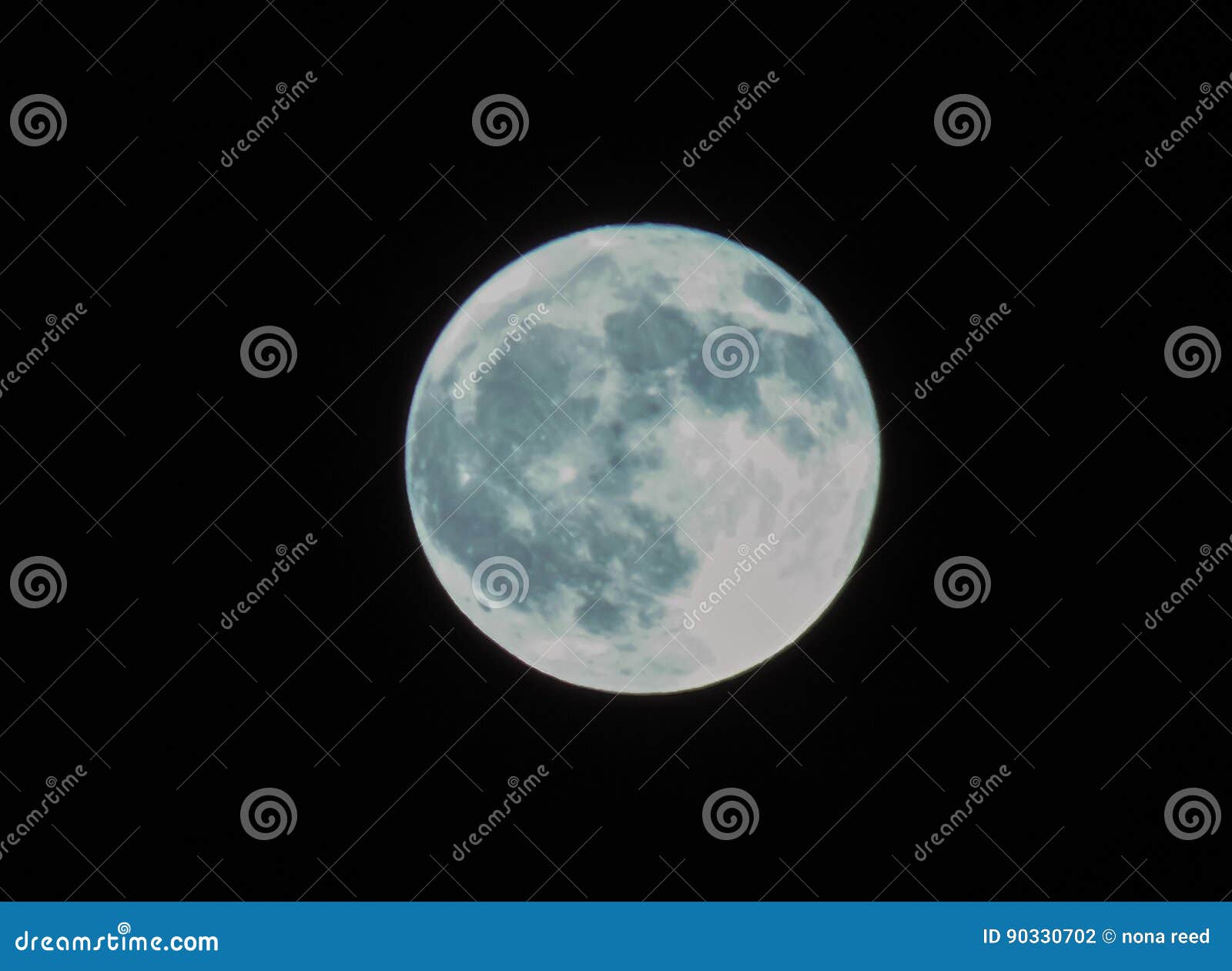 Luna piena su una notte scura profonda. Su una notte scura con niente in vista ma la luna piena luminosa