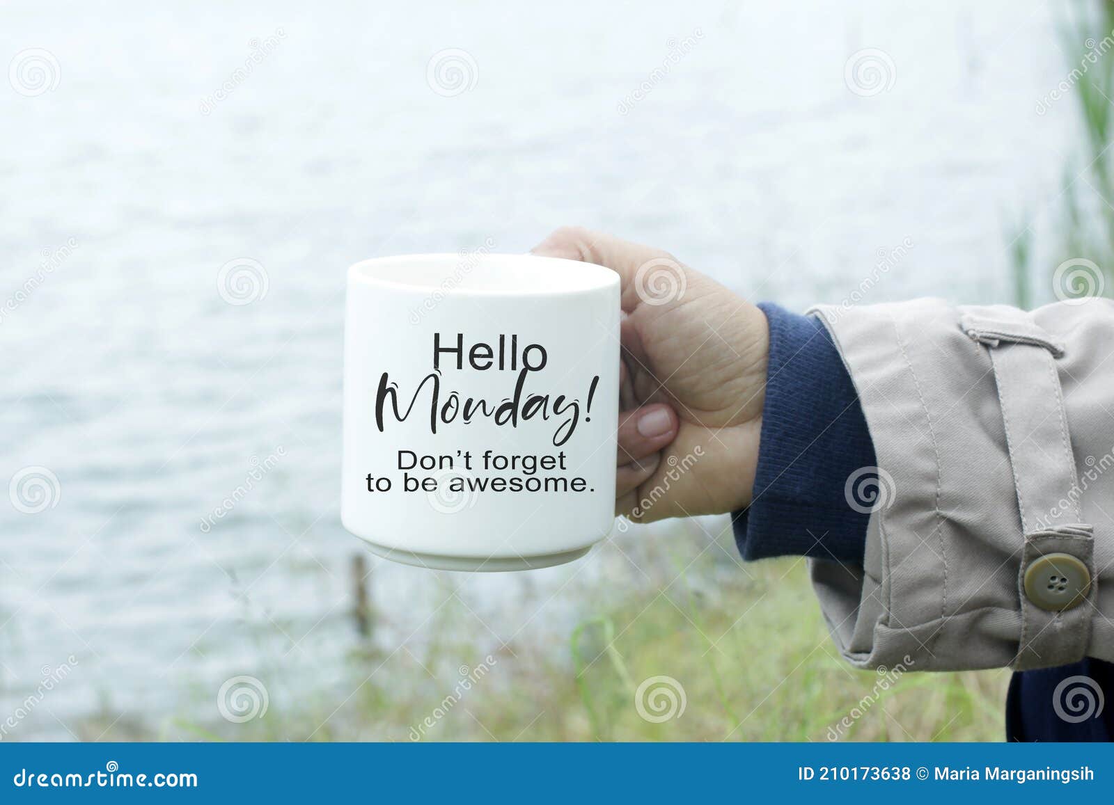 Lundi Citation Inspirante Bonjour Lundi N Oubliez Pas D Etre Genial Personne Tenant Une Tasse De Cafe Du Matin A La Main Avec Le Photo Stock Image Du Impressionnant Main Lundi Citation Inspirante Bonjour Lundi N Oubliez Pas D Etre Genial Personne Tenant Une Tasse De Cafe Du Matin A La Main Avec Le Photo Stock Image Du Impressionnant Main