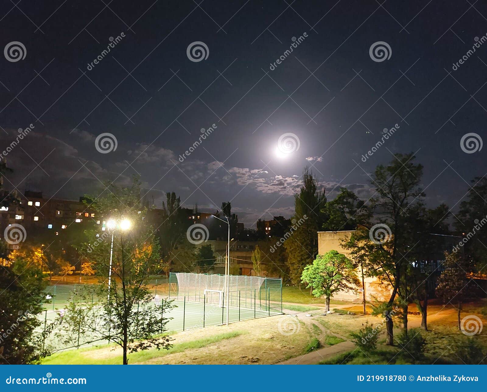 Photo Lune Pix Ville Pays Lune Dans Le Ciel Nocturne De La Ville De Marioupol Photo stock - Image du nuage, lune: 219918780