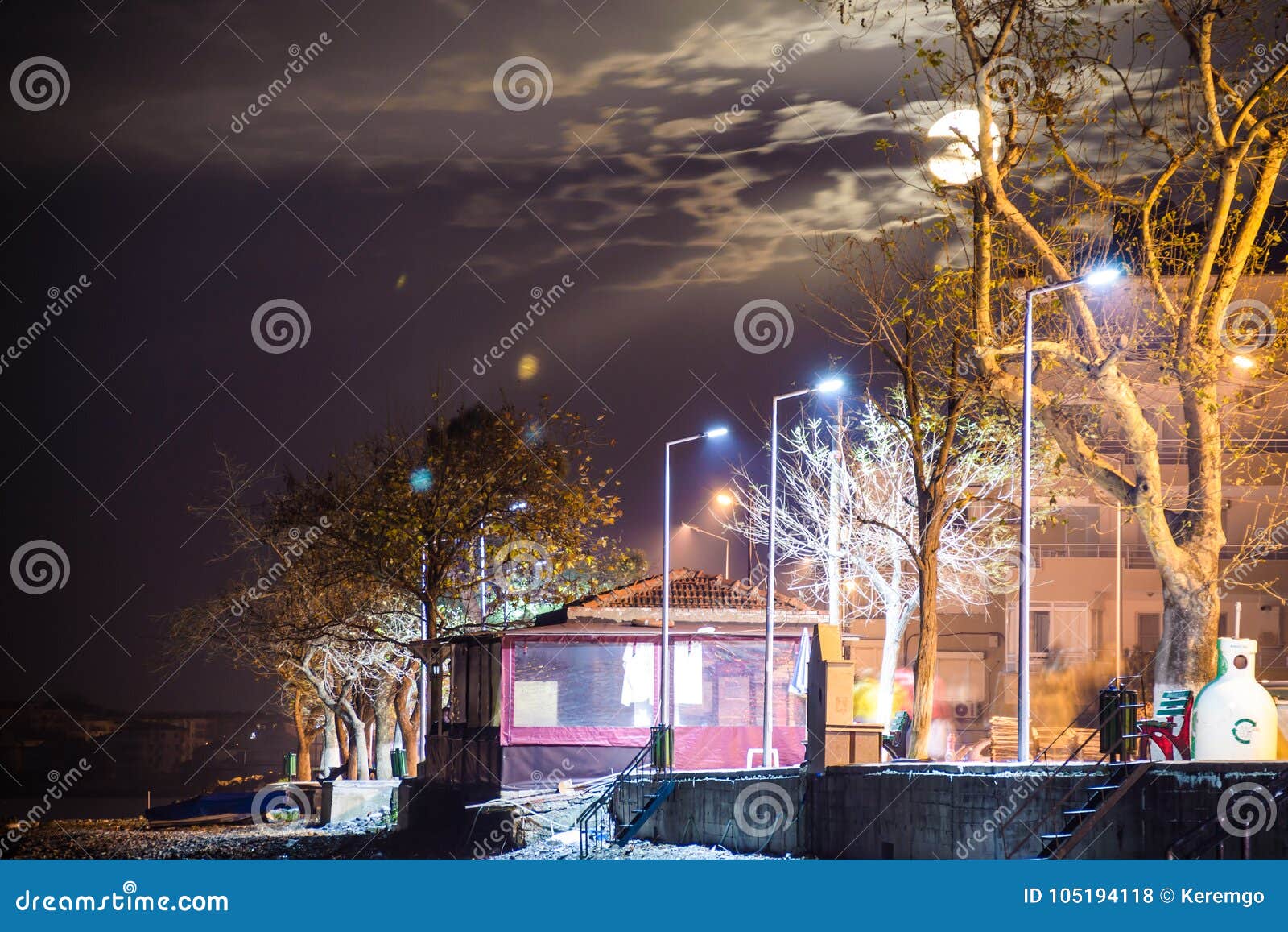 Photo De La Lune Pix Ville Et Pays Lune Superbe Au-dessus D'une Petite Ville Dans Le Pays Turquie Photo stock éditorial - Image du petit, dinde: 105194118