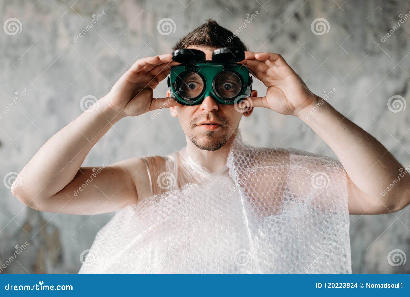 Lunettes De Port De Natation D'homme Anormal Photo stock - Image du aliéné,  adulte: 120223824