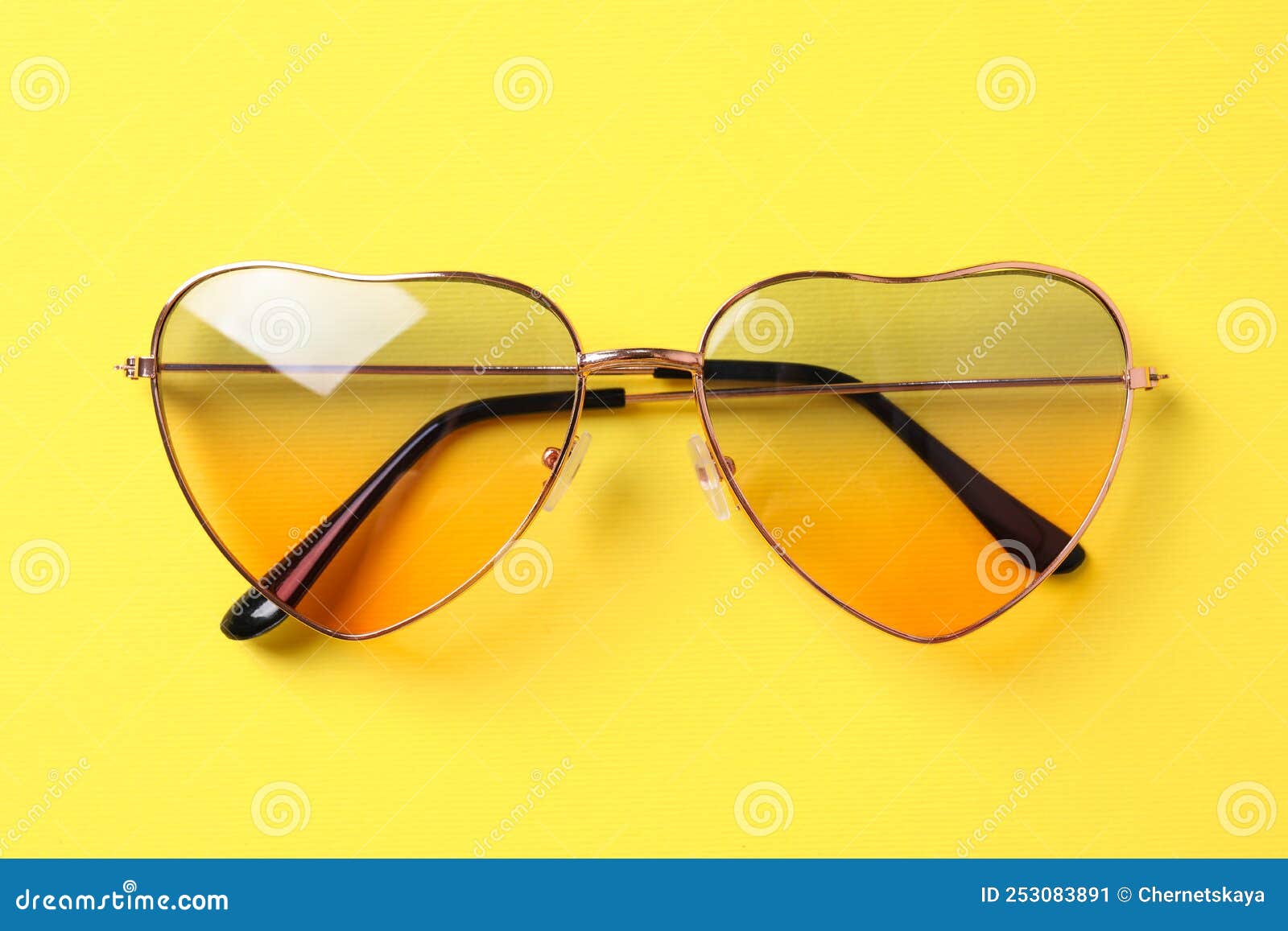 Lunettes De Soleil élégantes En Forme De Coeur Sur Fond Vue Image stock -  Image du objet, oeil: 253083891