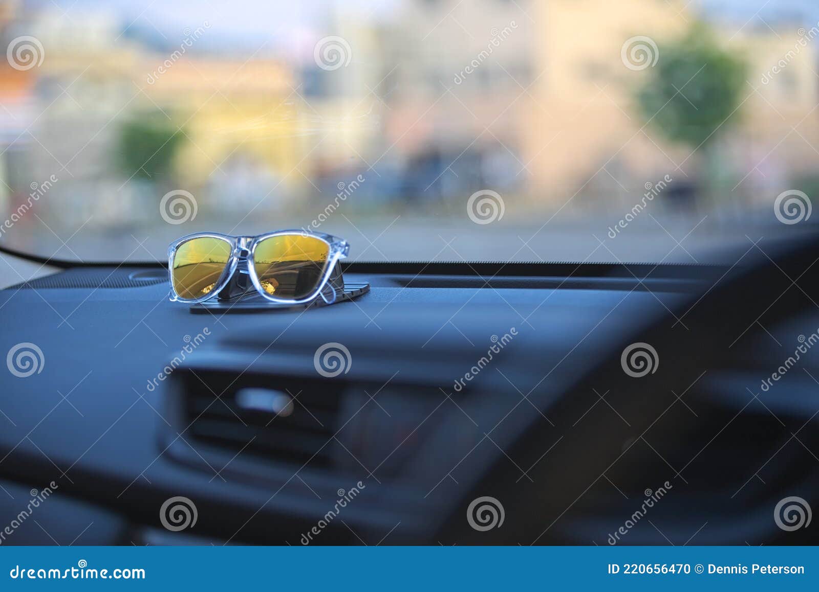 Lunettes De Soleil Sur Un Tableau De Bord De Voiture Photo stock - Image du  dashboard, lentilles: 220656470