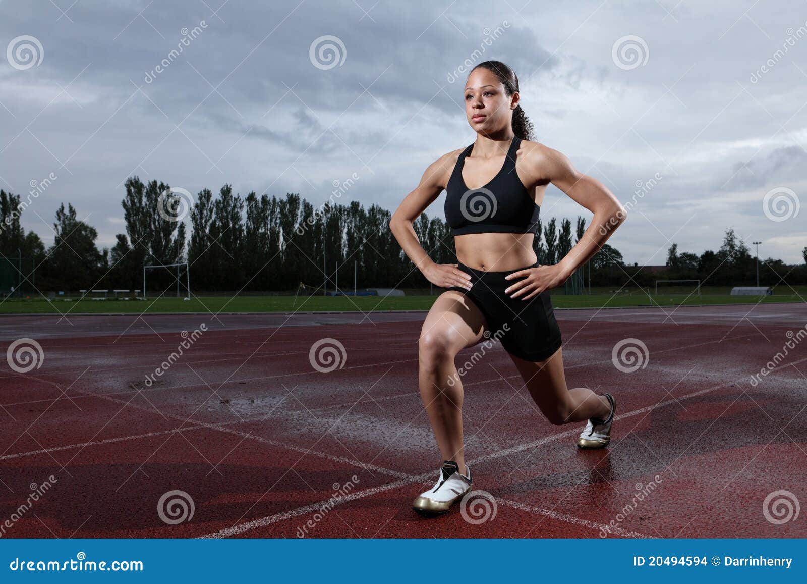 lunge exercise for quadriceps by athlete on track