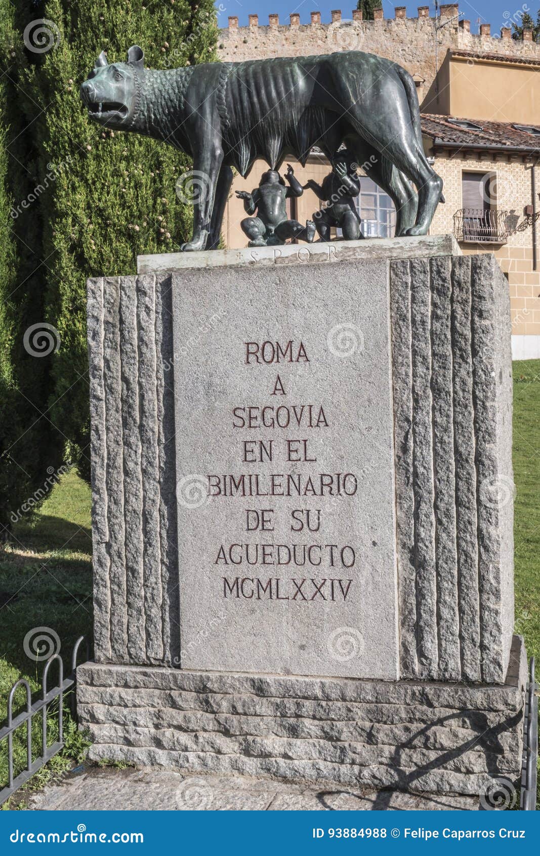 lupa capitolina statue at the foot of aqueduct of segovia