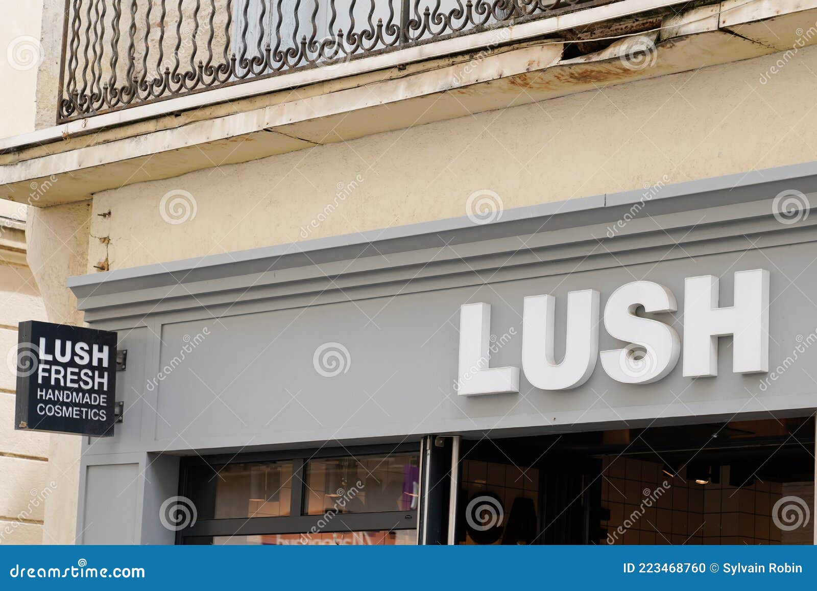 Lush Fresh Handmade Cosmetics Logo Sign and Text Brand Front of Store of  Women Editorial Image - Image of bars, brand: 223468760