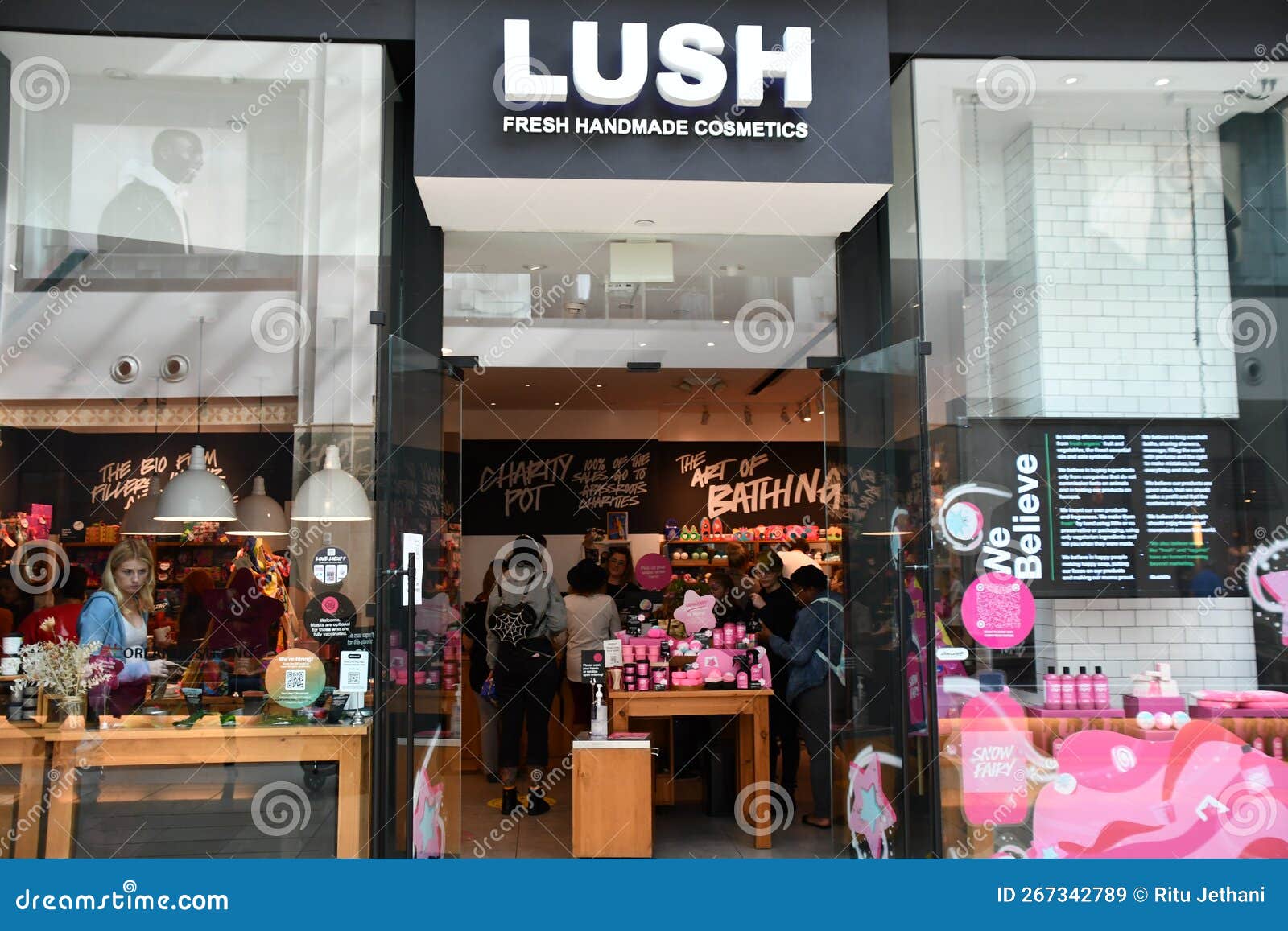 Lush Fresh Handmade Cosmetics Store at the Mall at Millenia in Orlando,  Florida Editorial Stock Image - Image of holiday, guess: 267342789