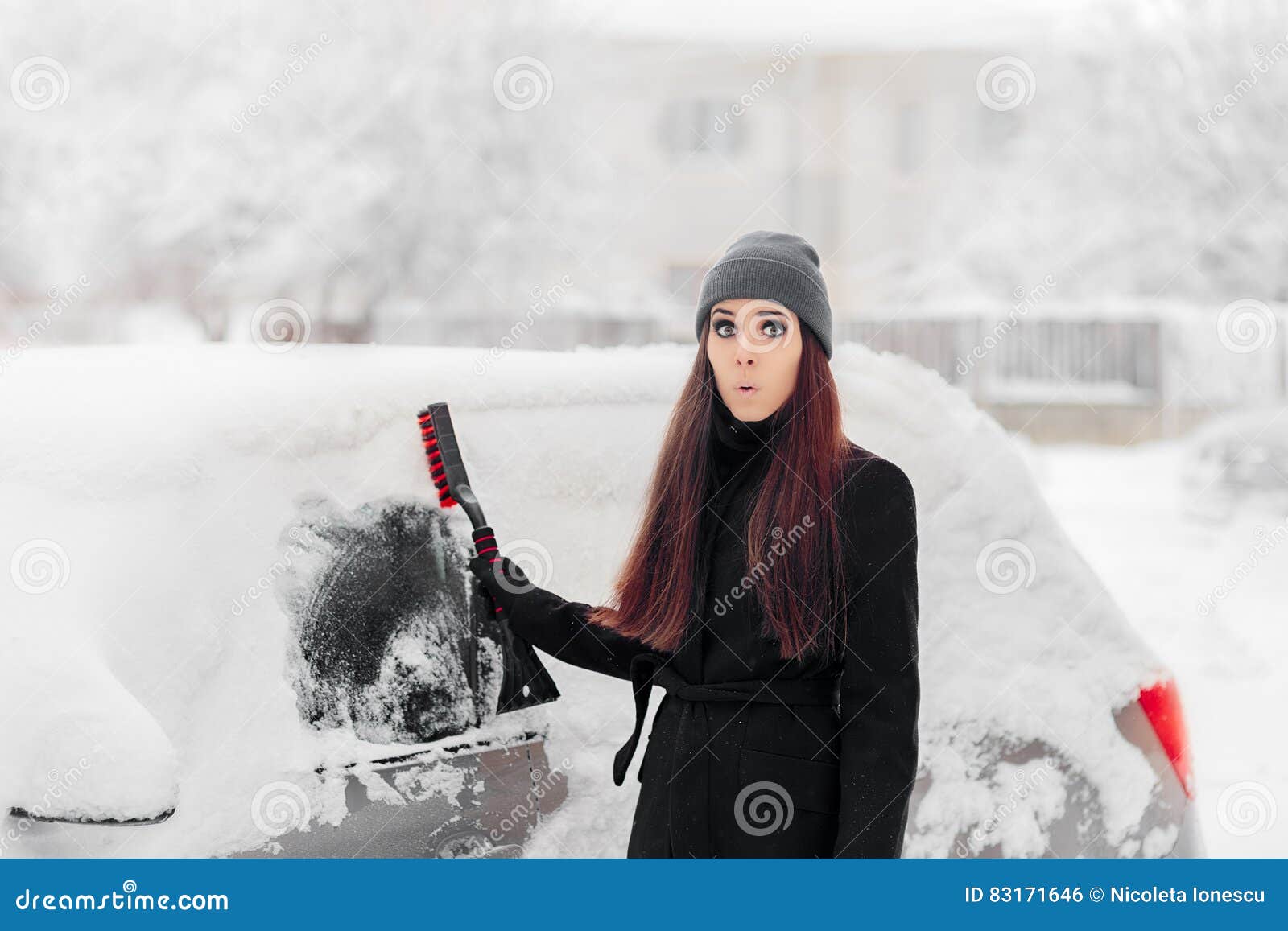 Lustige Frau Mit Einer Bürste, Die Schnee Vom Auto Entfernt Stockfoto -  Bild von überprüfung, geblockt: 83171646