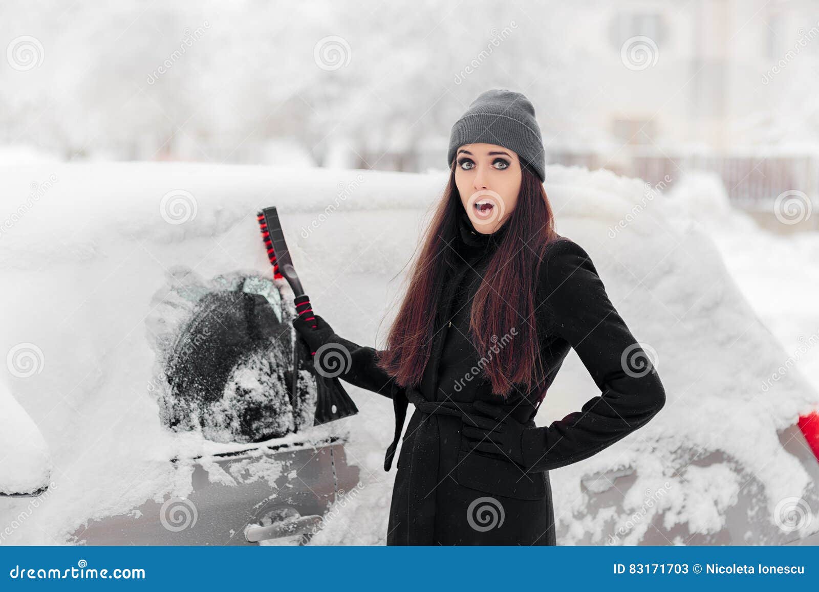 Lustige Frau Mit Einer Bürste, Die Schnee Vom Auto Entfernt Stockbild -  Bild von pinsel, dezember: 83171703