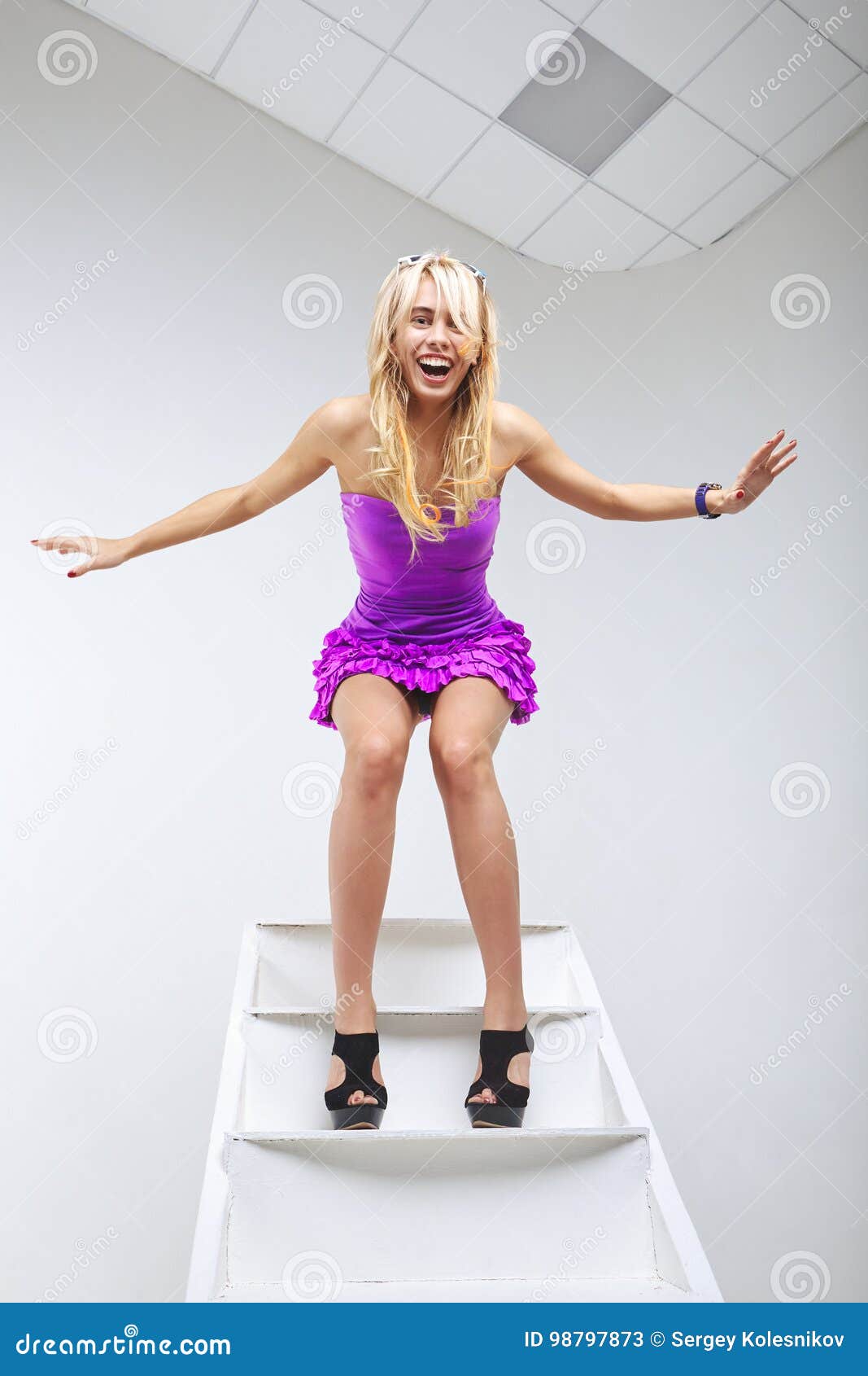 Lustige Junge Frau Die Auf Leiter Aufwirft Stockbild Bild Von Leiter Junge