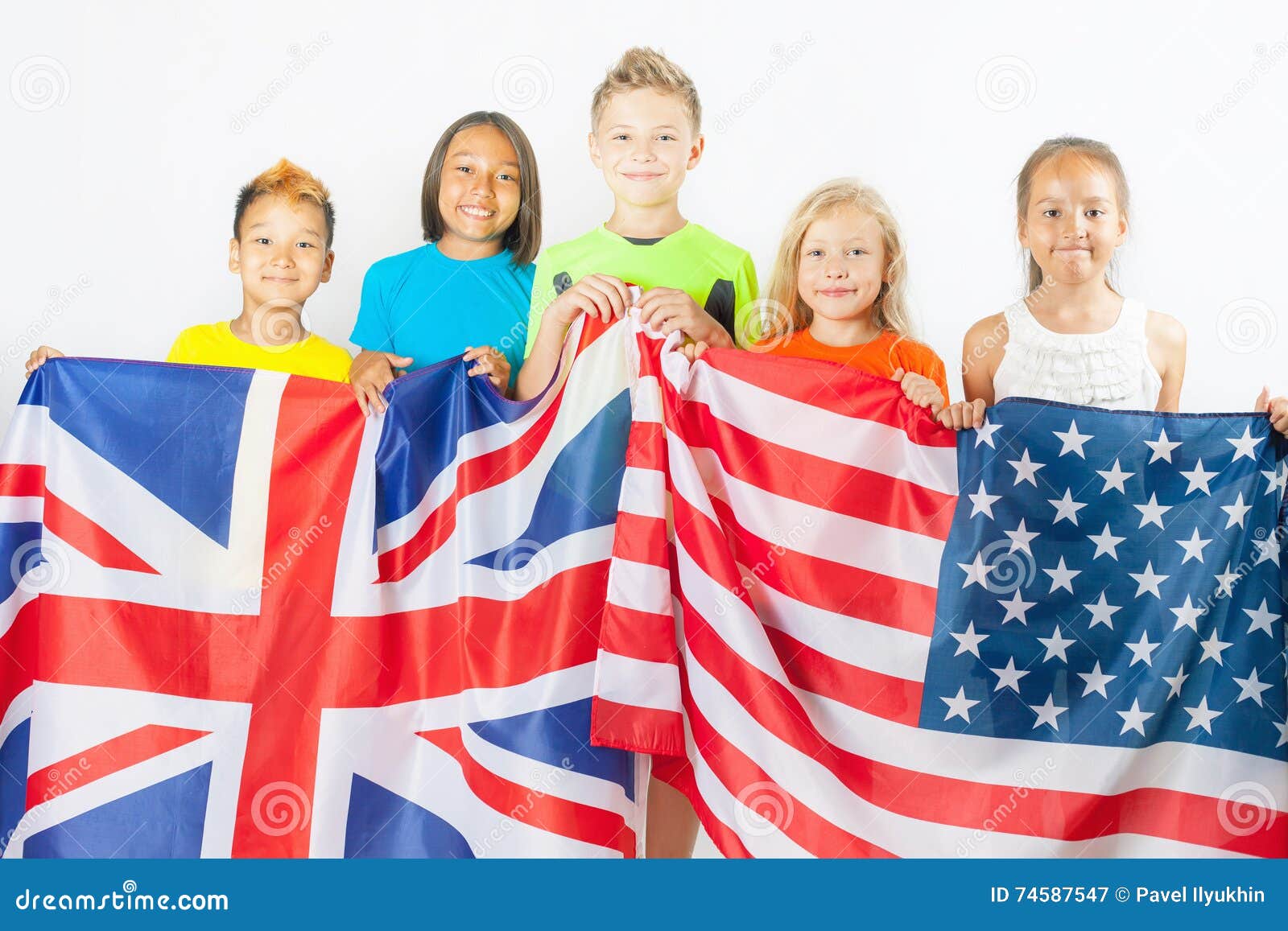 Lustige Kinder Die Flagge Grossbritannien Und Amerikanische Staatsflagge Halten Stockbild Bild Von Halten Grossbritannien