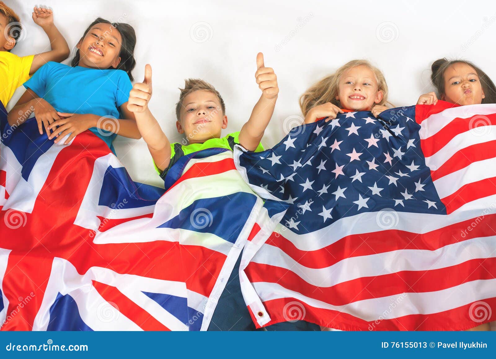 Lustige Kinder Die Flagge Grossbritannien Und Amerikanische Staatsflagge Halten Stockbild Bild Von Grossbritannien Kinder