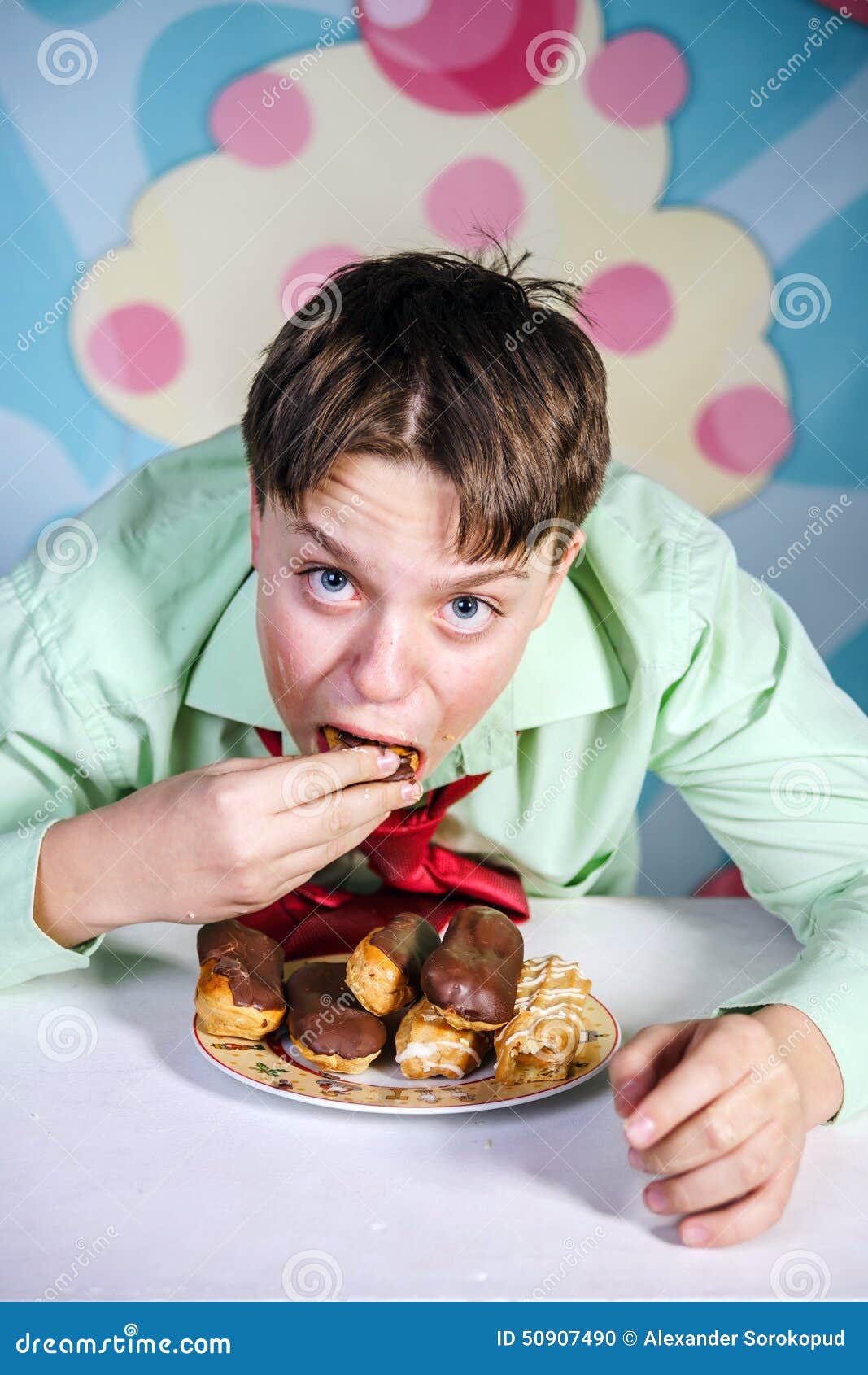 Мужик ест ребенка. Мальчик с конфетами. Мальчик ест сладости. Мальчик ест пирожное. Мальчик ест конфеты.