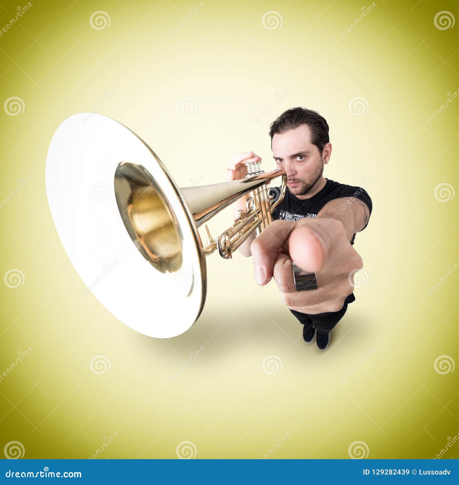 Lustiger Mann Spielt Trompete Stockbild Bild von gold, lustig 129282439