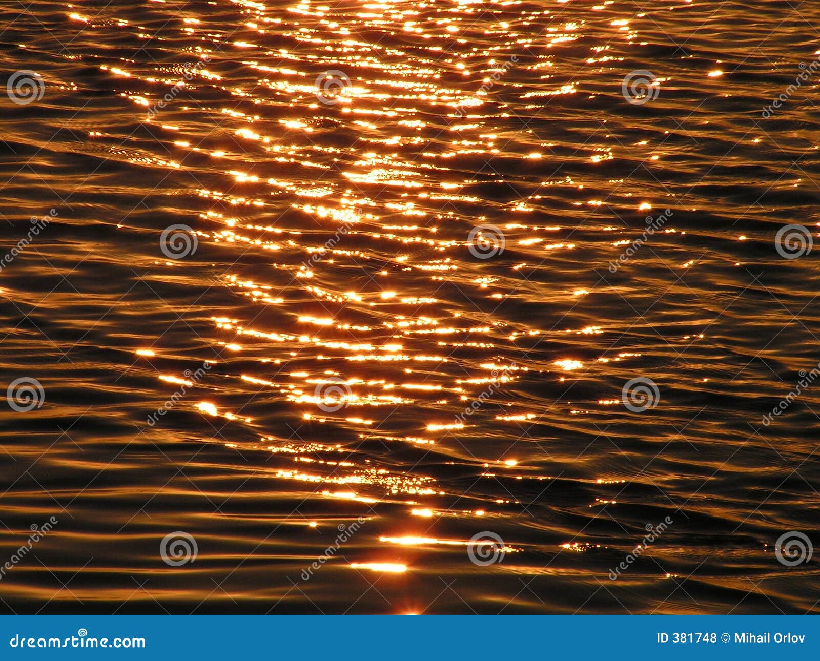 Lustro. Riflessione del sole nel fiume.