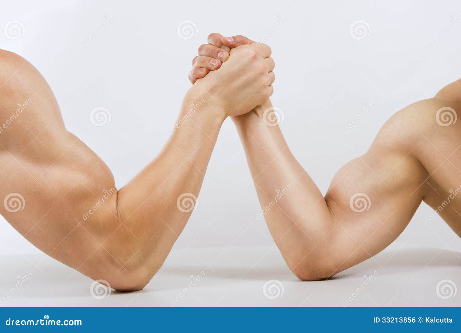 Luta romana de braço muscular de duas mãos. Duas mãos musculares abraçaram a luta romana de braço