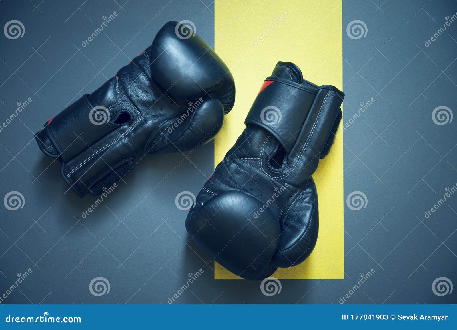 Luvas De Boxe Sobre Fundo Escuro Imagem de Stock - Imagem de combate,  ninguém: 177841903, image size:1600x1157
