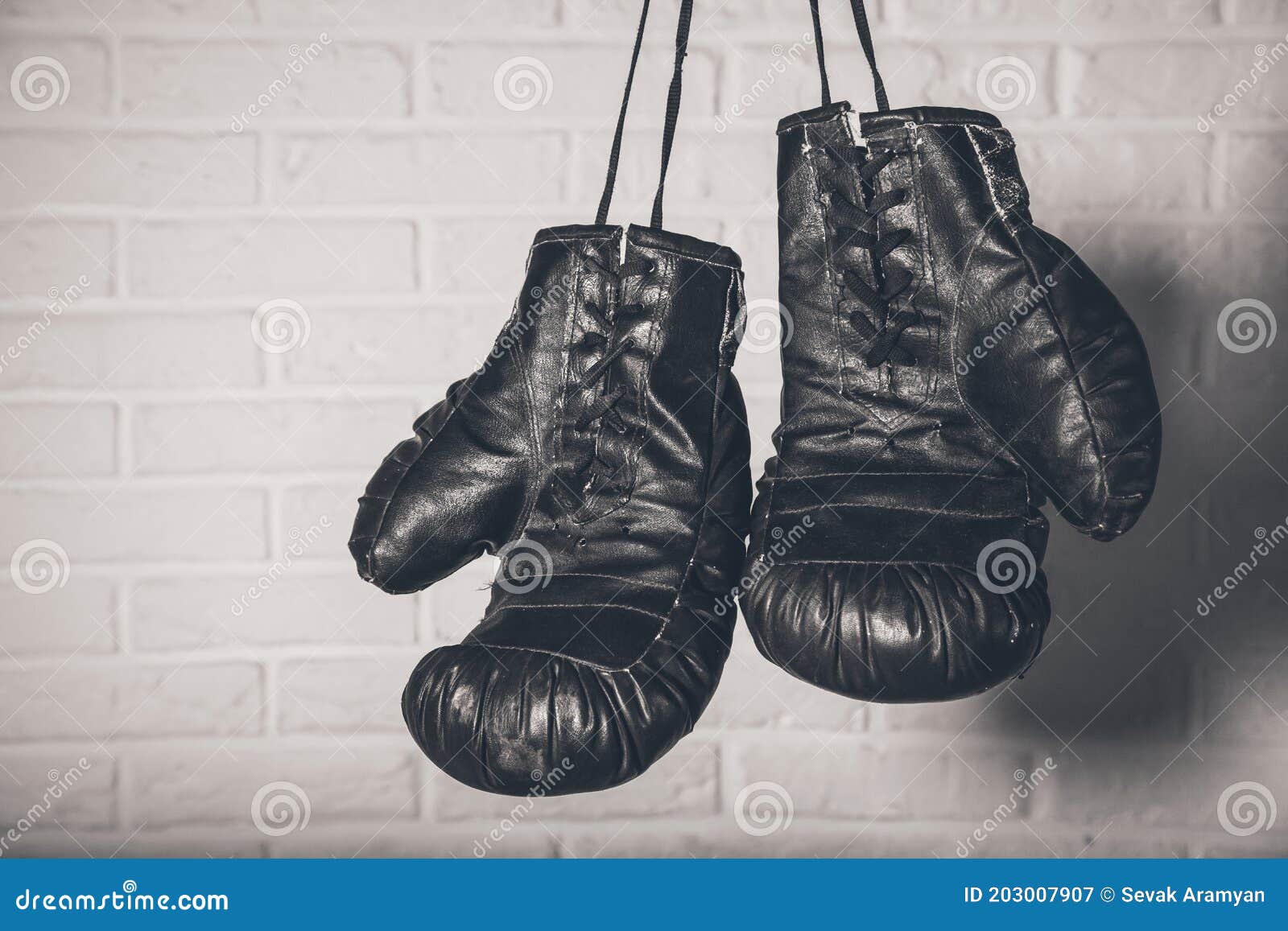 Luvas De Boxe Suspensas No Fundo Do Tijolo Imagem de Stock - Imagem de  luta, luva: 203007907, image size:1600x1157