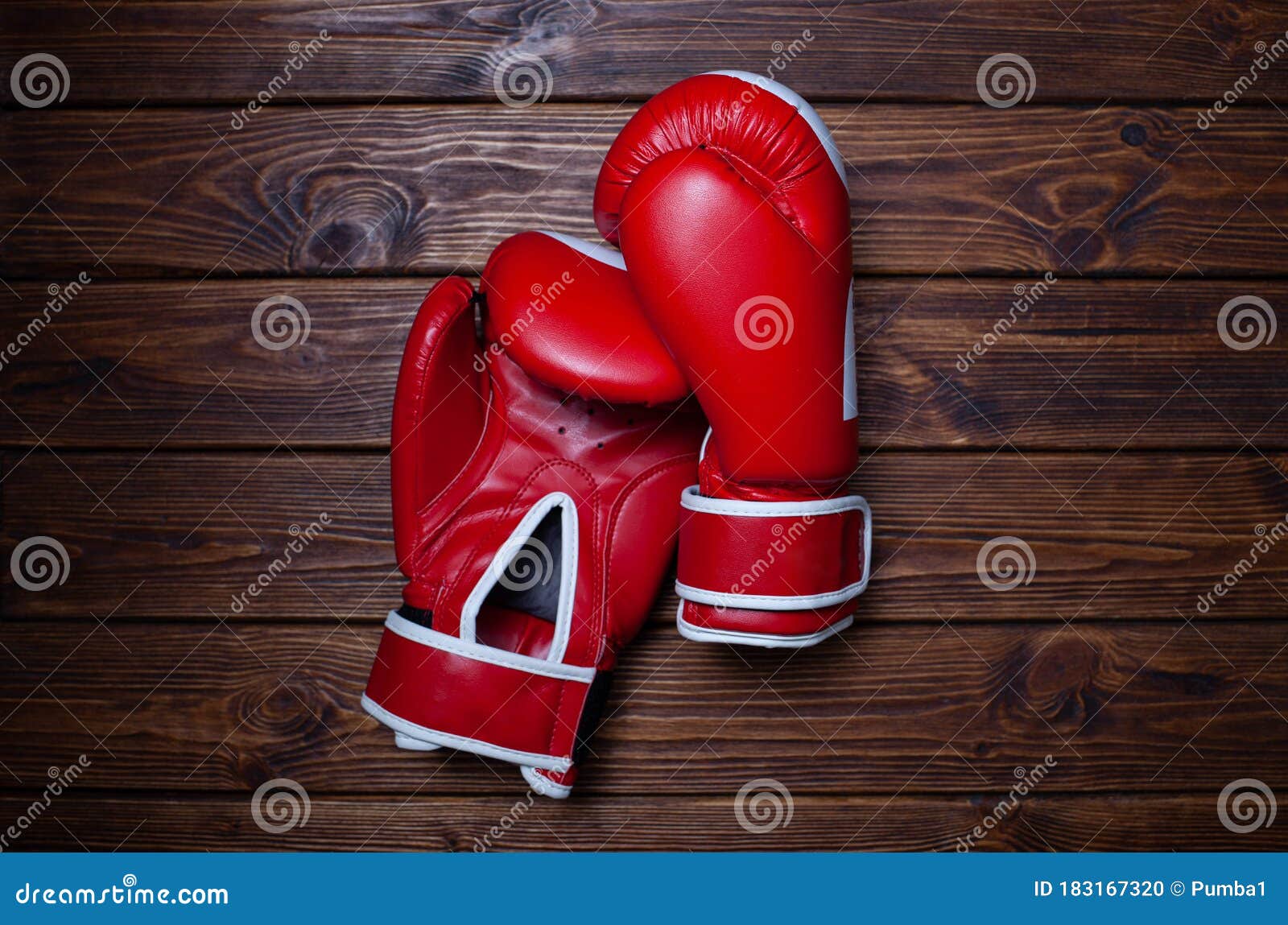 Luvas De Boxe Vermelhas Sobre Fundo De Madeira Foto de Stock - Imagem de  batidas, kickboxing: 183167320, image size:1600x1149