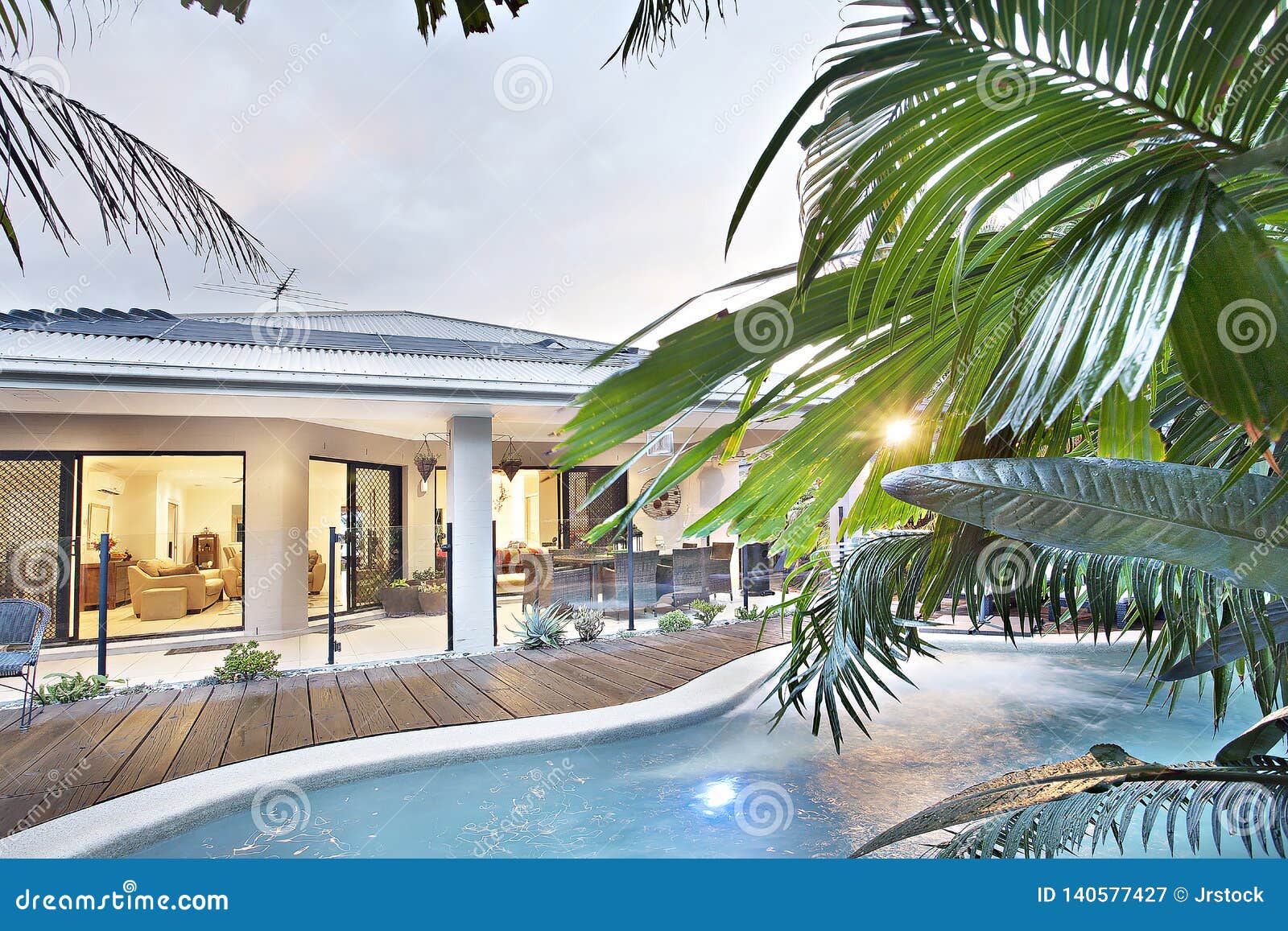 haai Zeeanemoon Persoonlijk Luxe Zwembad Dichtbij Moderne Flat Stock Afbeelding - Image of luxe,  modern: 140577427
