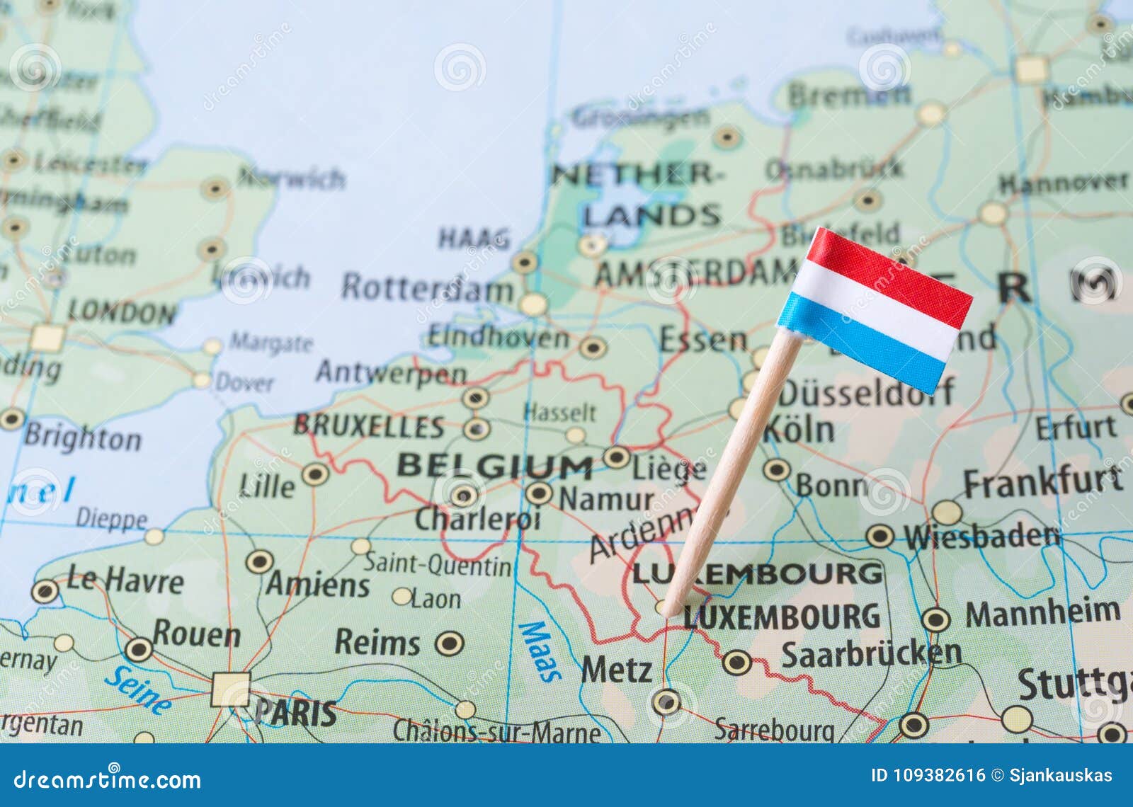 luxemburg-kennzeichnen-auf-einer-landkarte-109382616.jpg