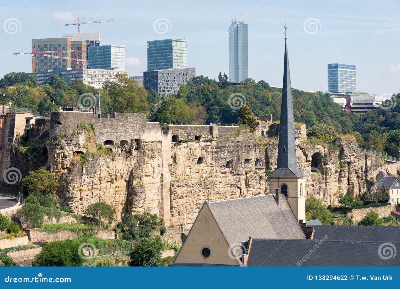 Luxemburg-Stadt, Vogelperspektive der alten Stadt und Grund. Luxemburg-Stadt, die Hauptstadt des Großherzogtums von Luxemburg, Vogelperspektive an den alten mittelalterlichen Casemates und von Kirchberg mit Bürogebäude Europäischer Gemeinschaft