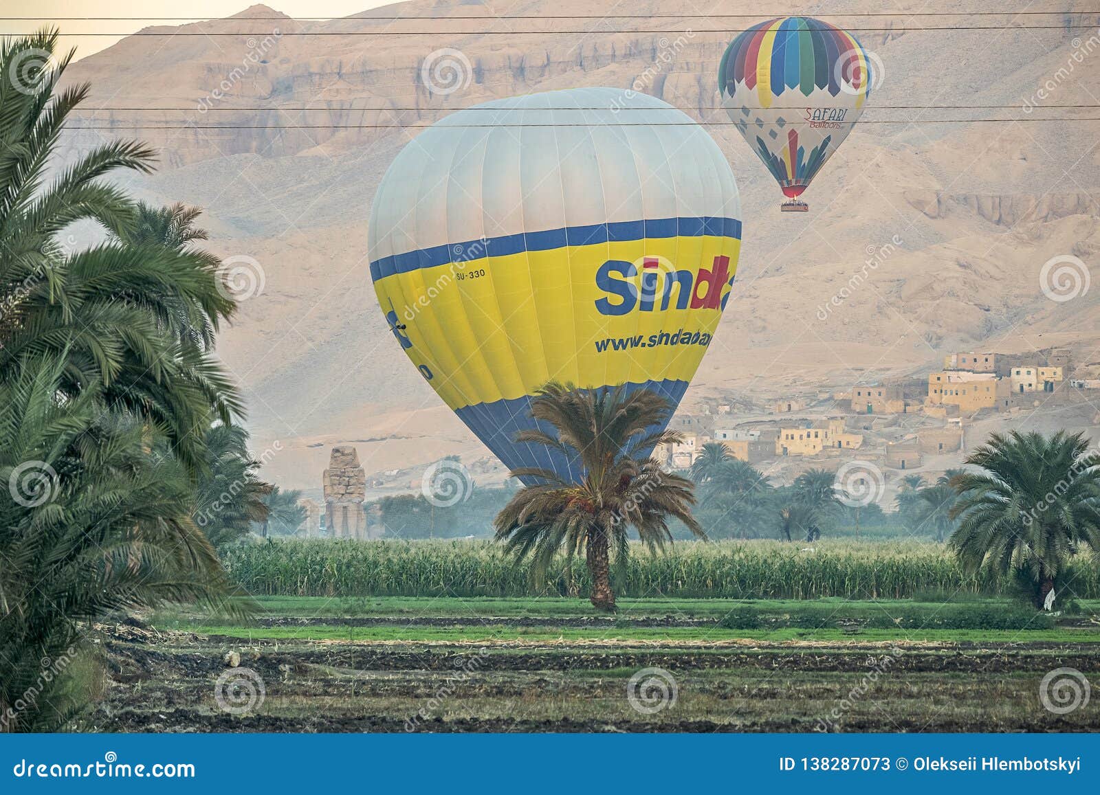 Kan worden berekend Besmetten vonk 12/11/2018 Luxor, Egypt Hot Air Balloons Rising at Sunrise Over a Green  Oasis in the Desert Editorial Stock Photo - Image of mountain, happy:  138287073