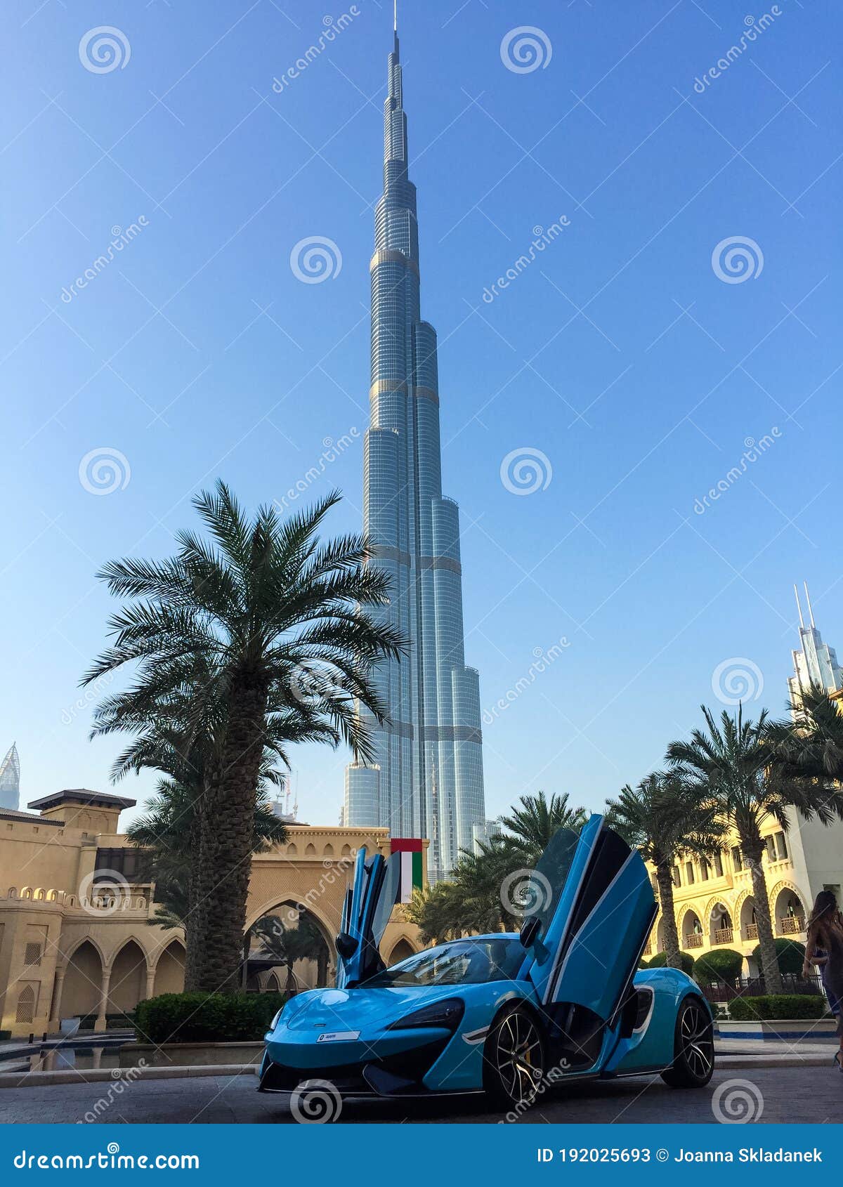 Luxurious Car with Burj Khalifa Editorial Stock Photo - Image of close,  palms: 192025693