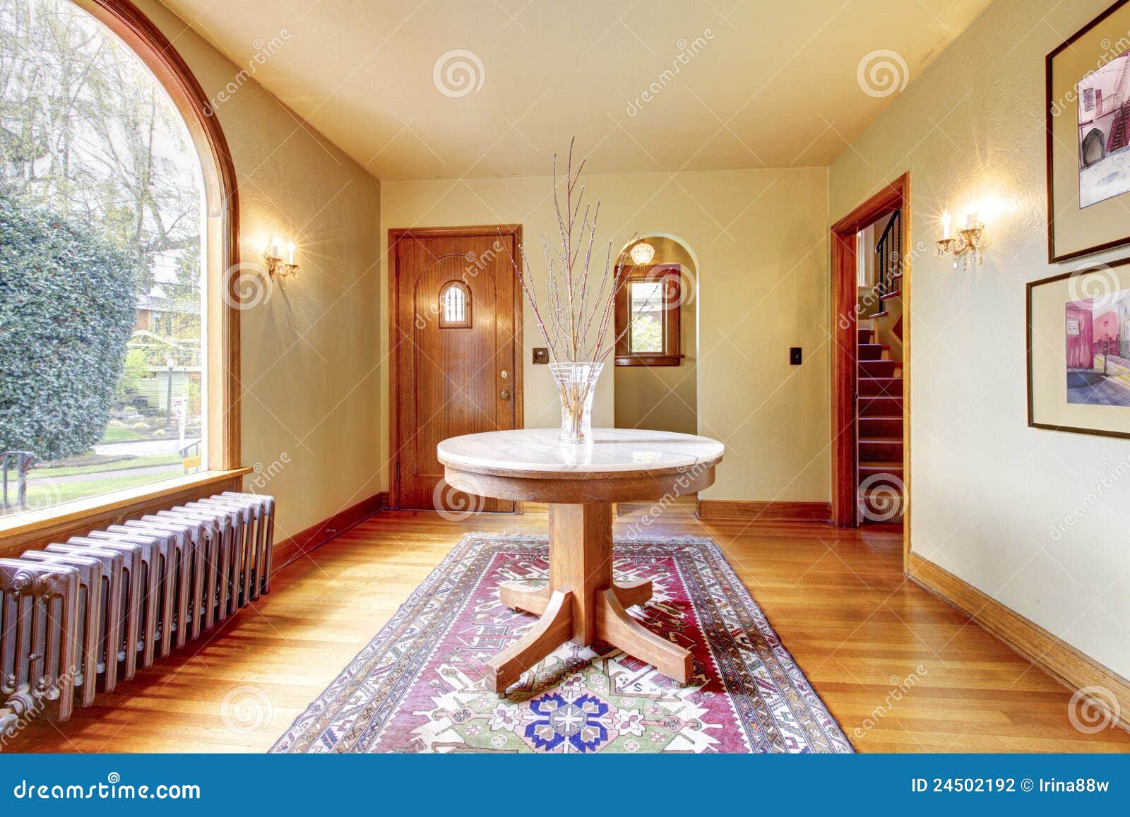 Luxury Entrance Home Interior with Round Table. Stock Photo - Image of  living, hardwood: 24502192, image size:1600x1157