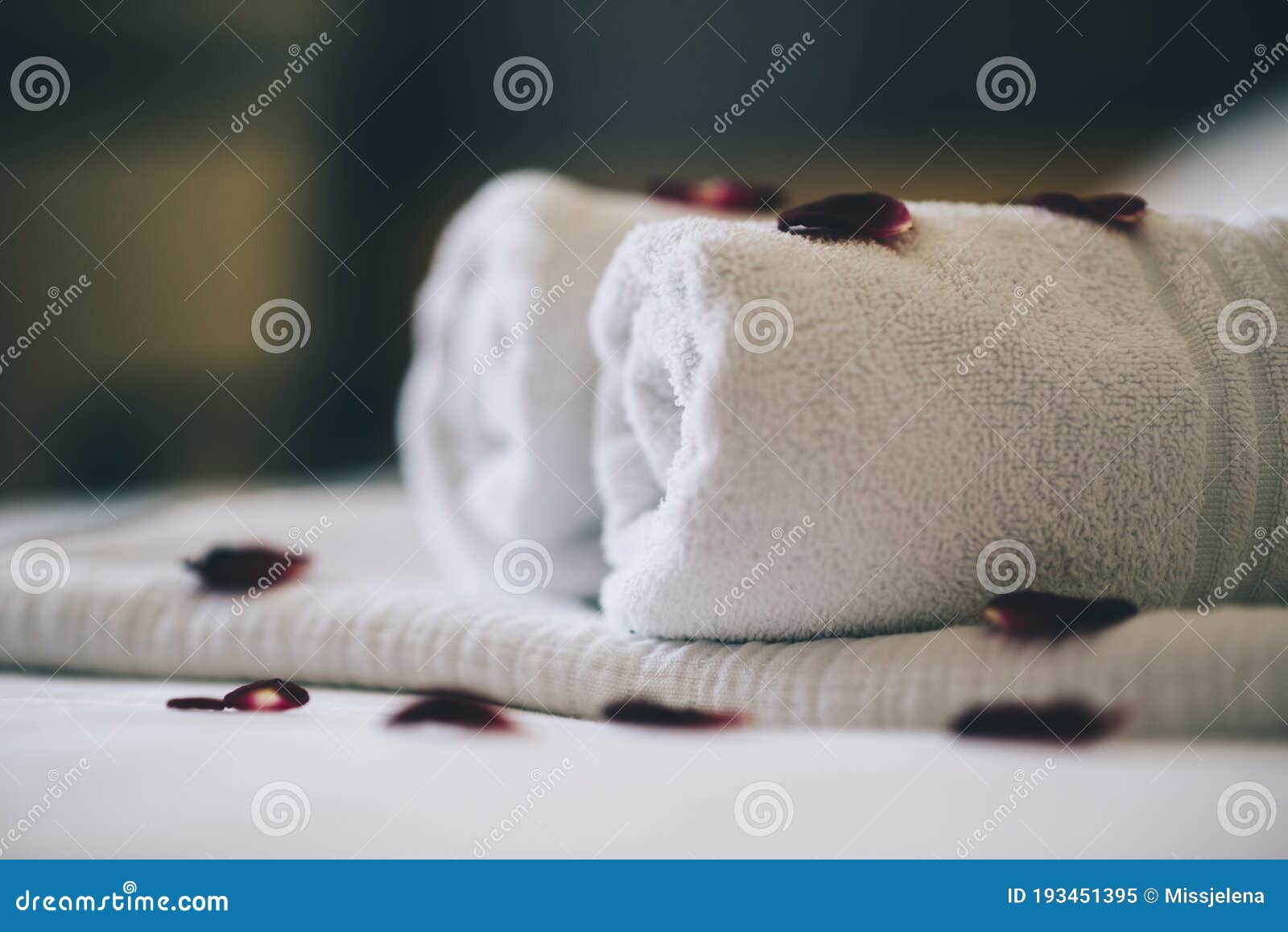discretie Ban Dakraam Luxury Hotel Room with White Spa Towels on Bed Sheet with Rose Petals.  Romantic Holiday Weekend with Wellness Body Treatment and Stock Image -  Image of center, arrangement: 193451395