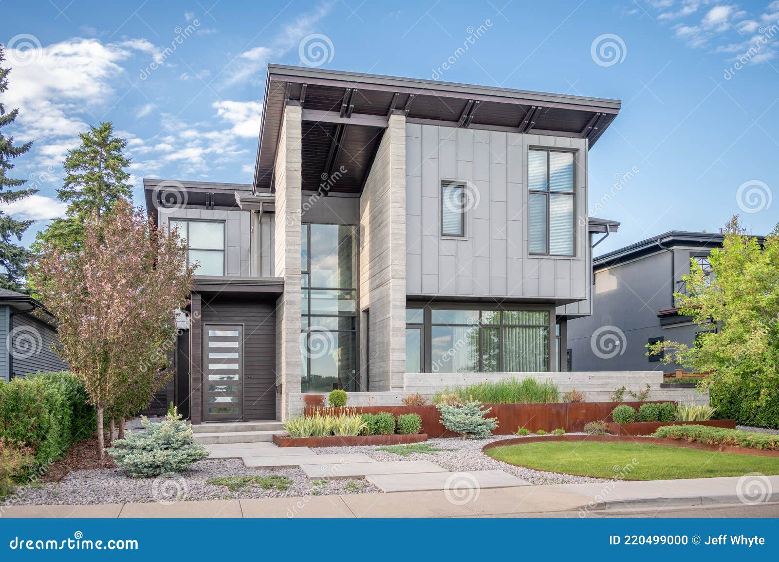 Luxury house in Calgary editorial image. Image of living 220499000