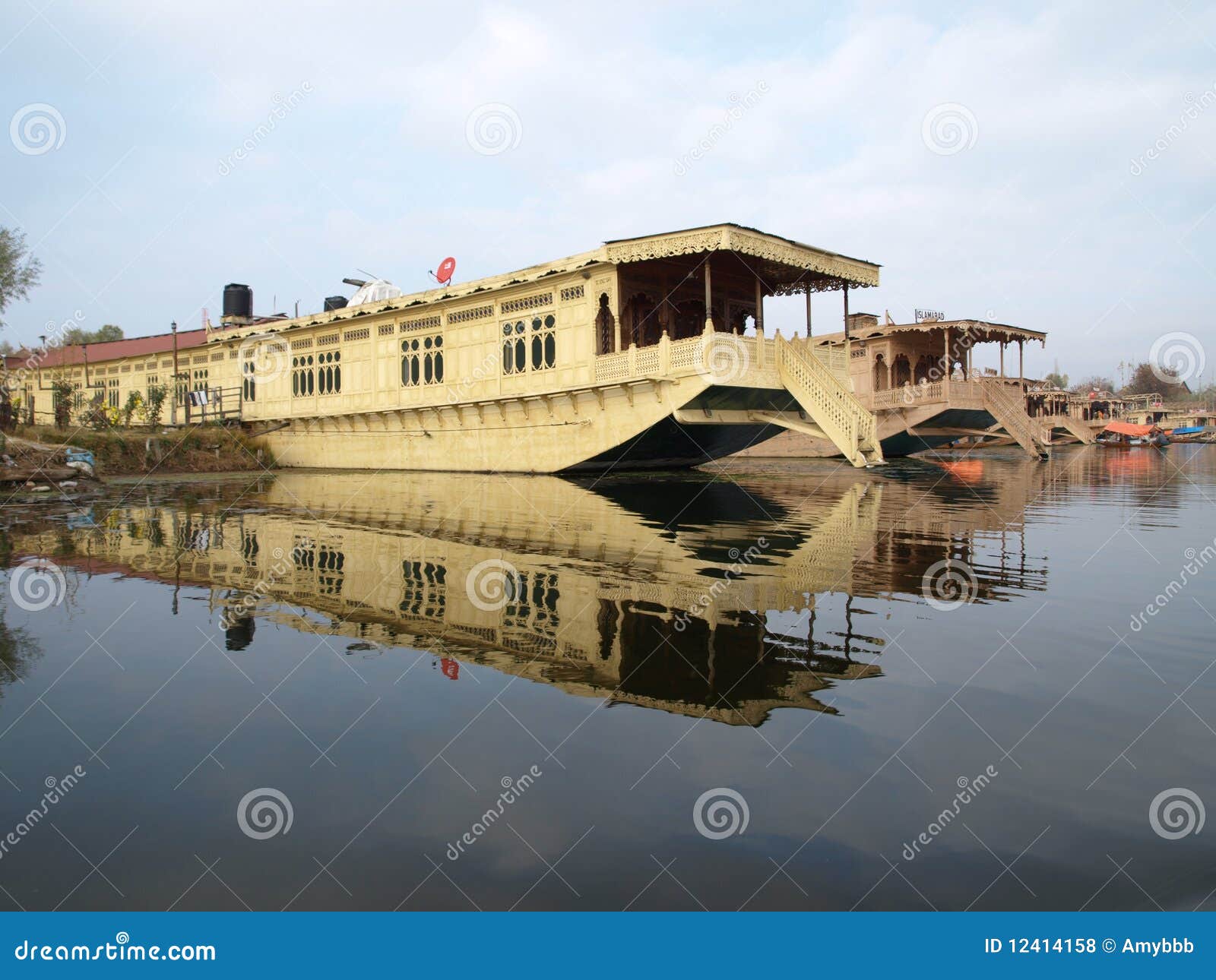 luxury kashmir houseboat on dal lake