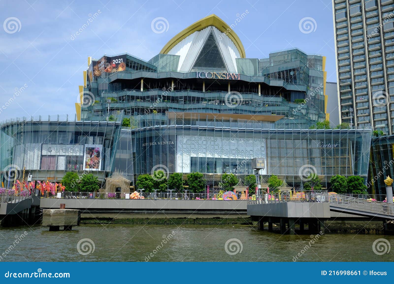 Bangkok, Thailand - Aug 16, 2020 : Interior of Icon Siam, luxury shopping  mall that located along Chao Phraya River. Luxury interior design, gold  colo Stock Photo - Alamy