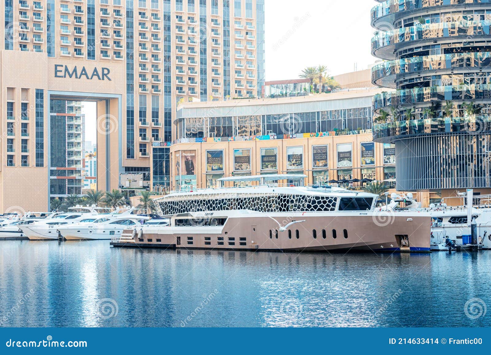 dubai marina yacht parking