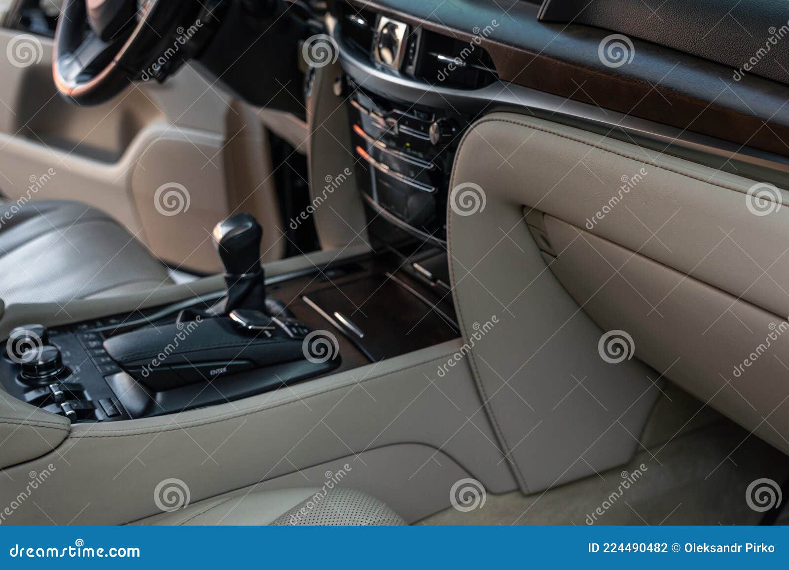 Luxus-Auto-Innenraum Lenkrad Schalthebel. Interieur Detail Des Neuen  Modernen Autos. Stockfoto - Bild von teil, ausrüstung: 224490482