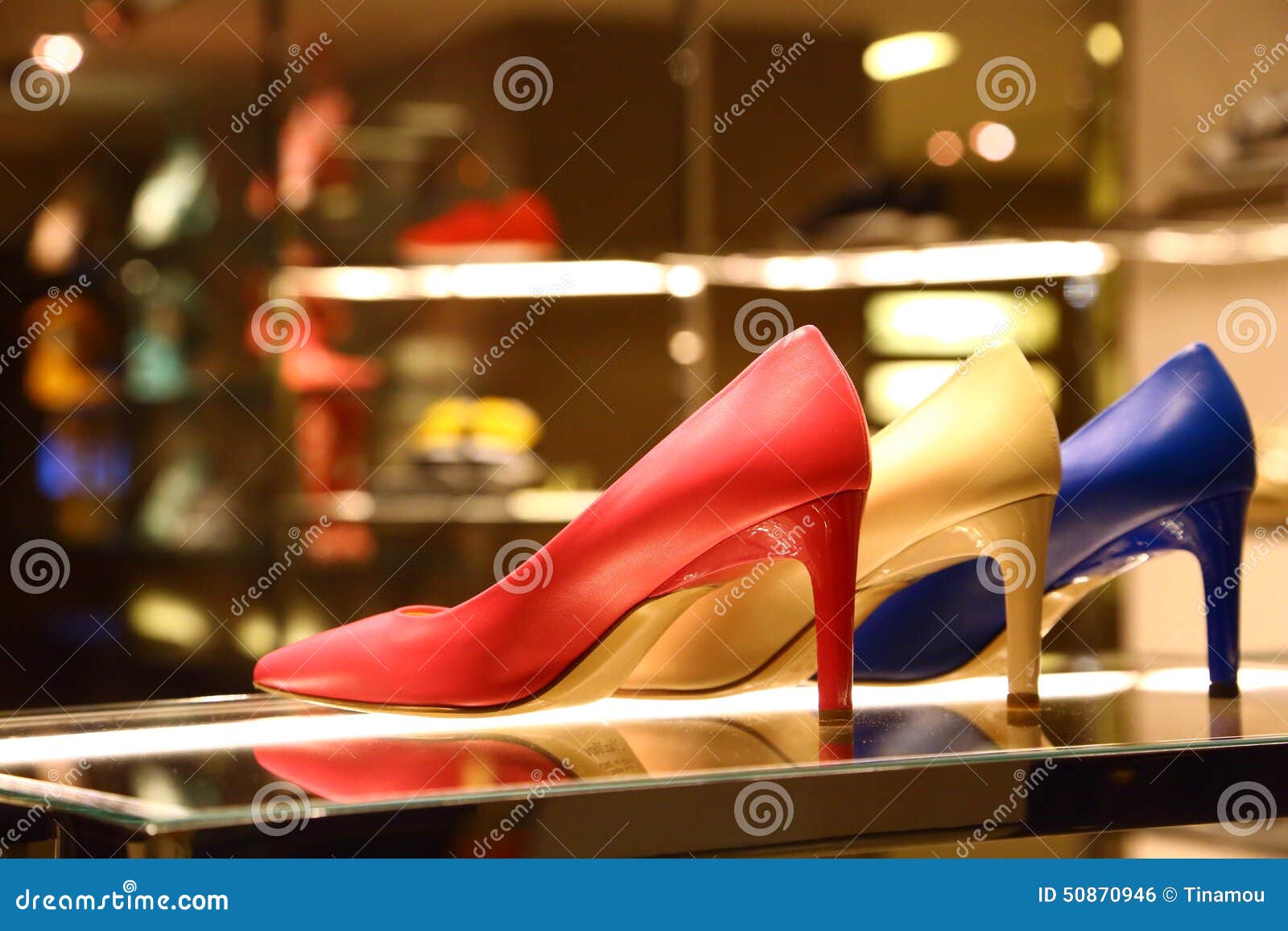 Luxusschuhe Im Verkauf in Mailand Stockfoto Bild von auslegung, frauen 50870946