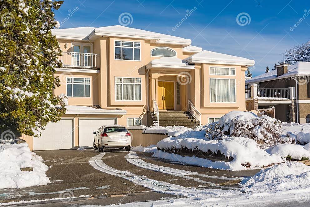 Luxuswohnhaus Mit Auto Und Im Schnee am Sonnigen Tag Des